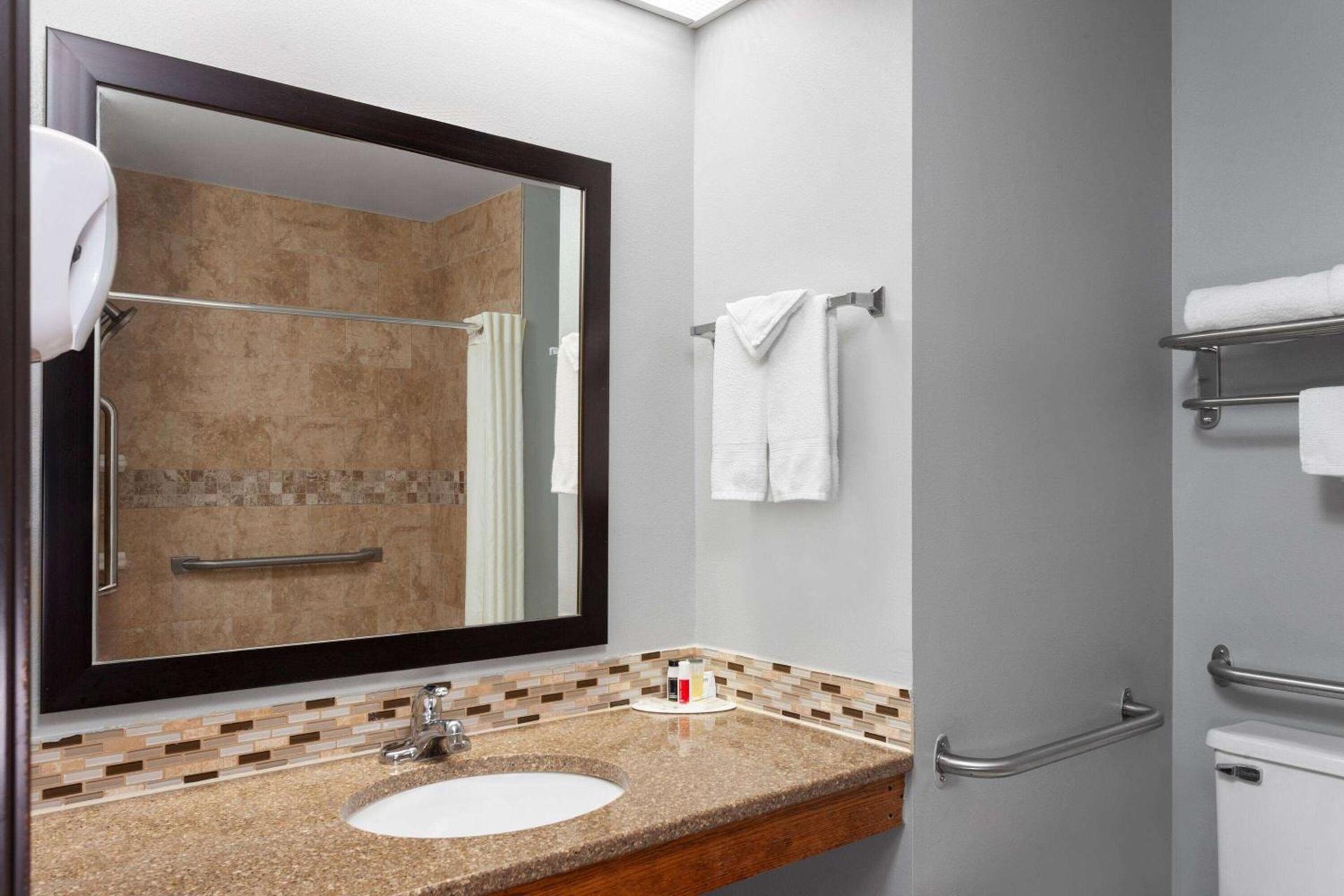 Super 8 by Wyndham Sun Prairie/Madison E photo 11