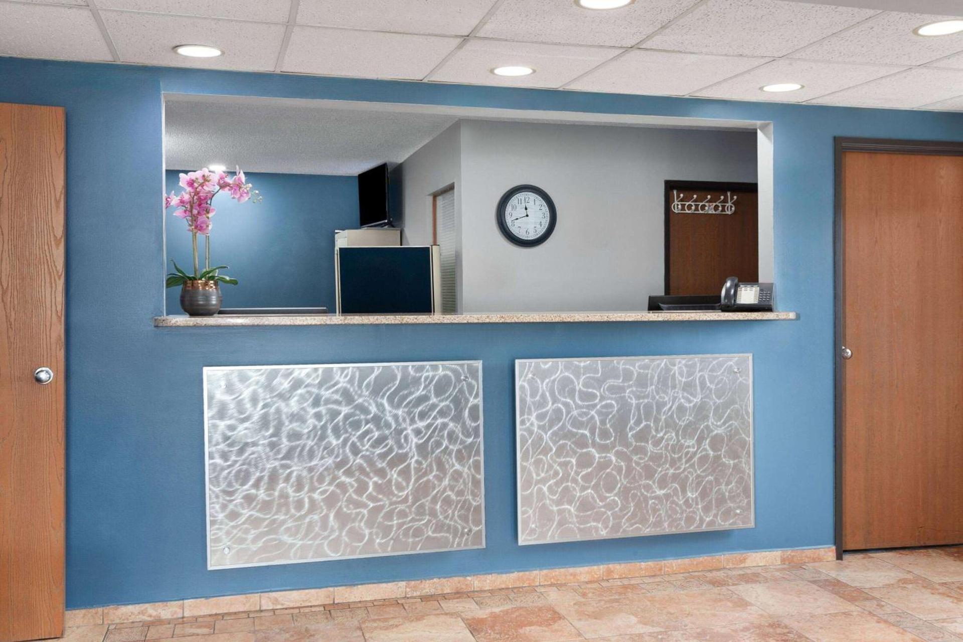 Super 8 by Wyndham Sun Prairie/Madison E photo 17