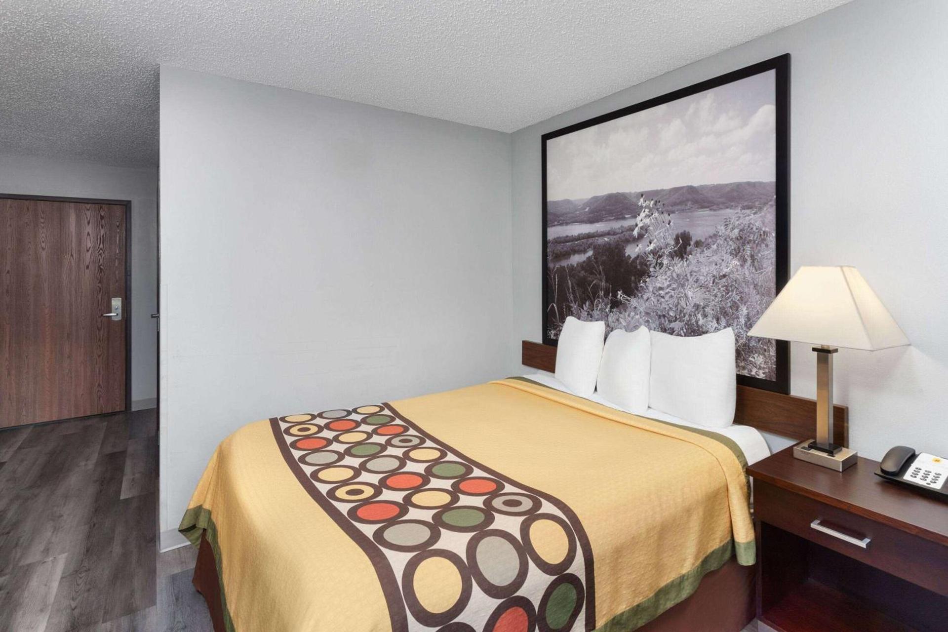 Super 8 by Wyndham Sun Prairie/Madison E photo 23