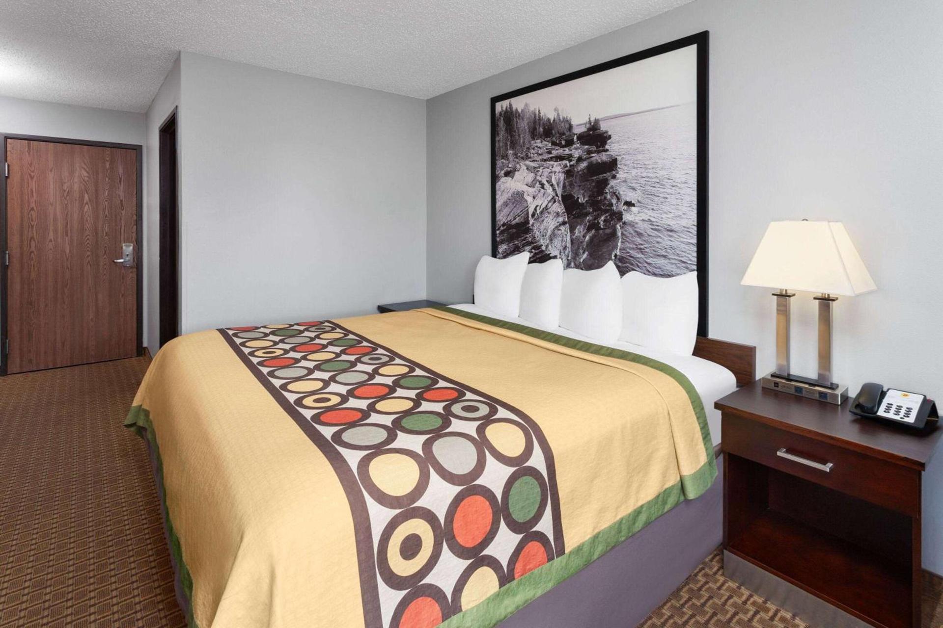 Super 8 by Wyndham Sun Prairie/Madison E photo 2