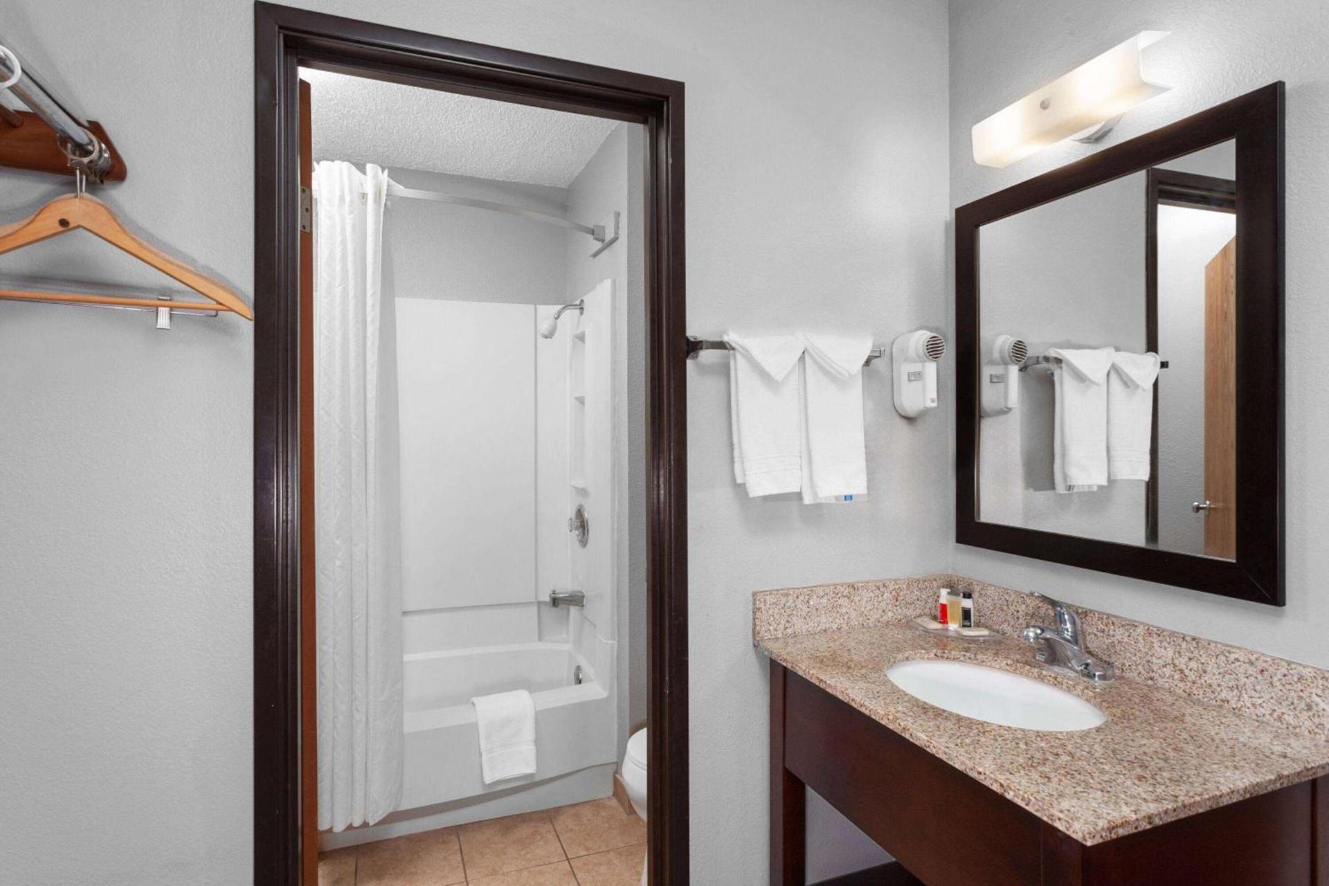 Super 8 by Wyndham Sun Prairie/Madison E photo 30