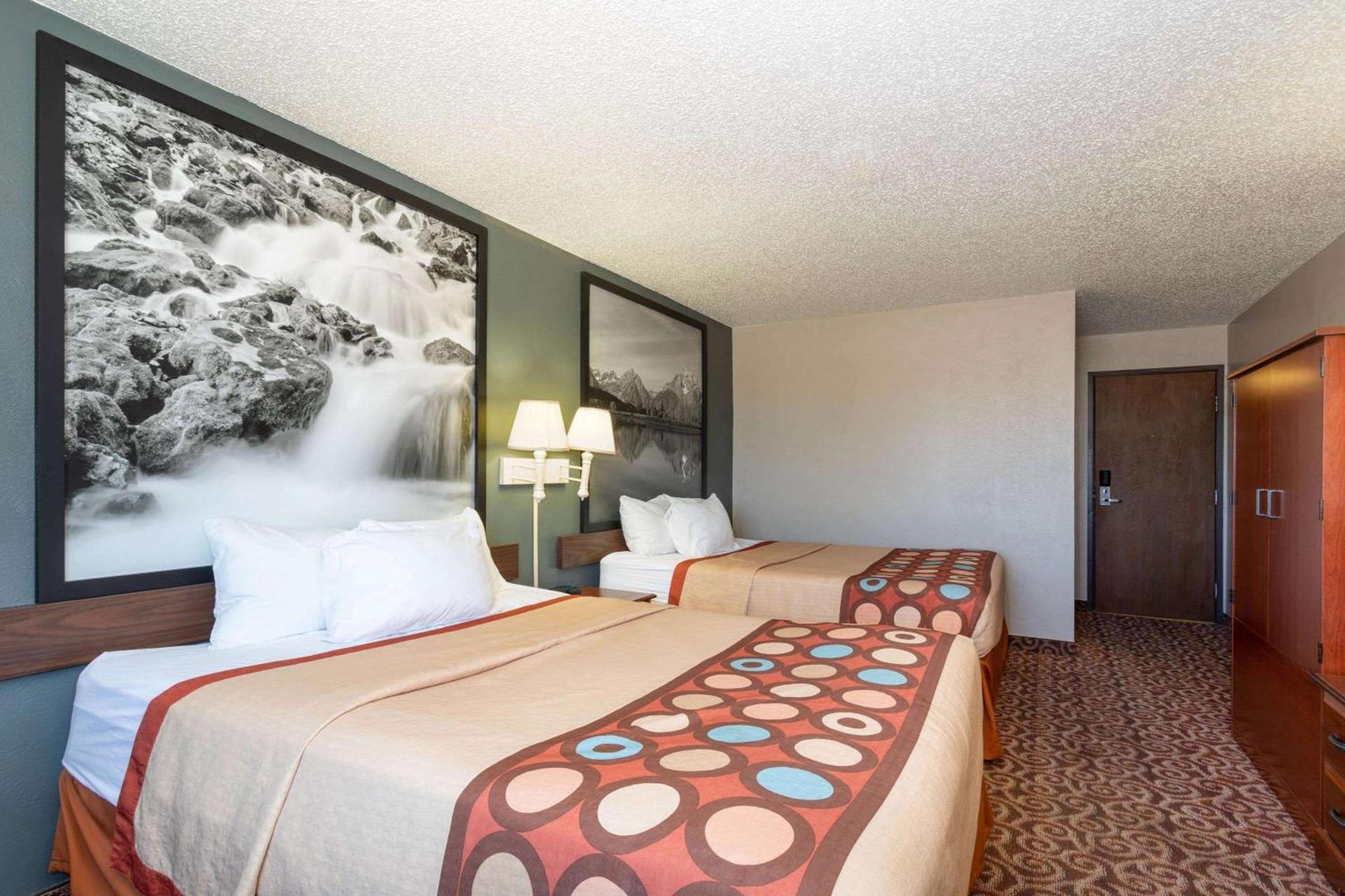 Super 8 by Wyndham Gillette photo 8