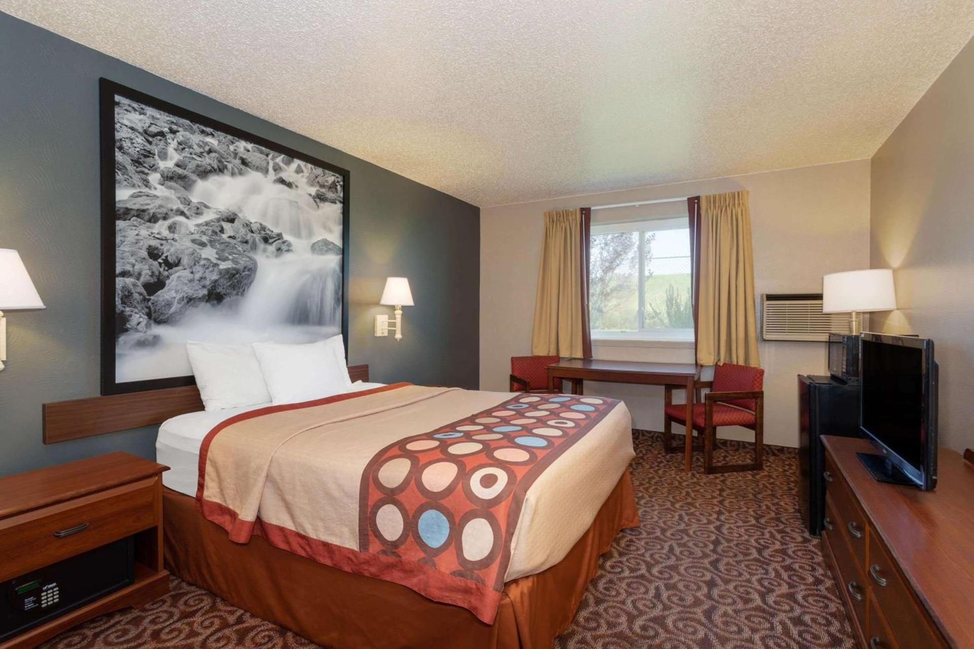 Super 8 by Wyndham Gillette photo 12