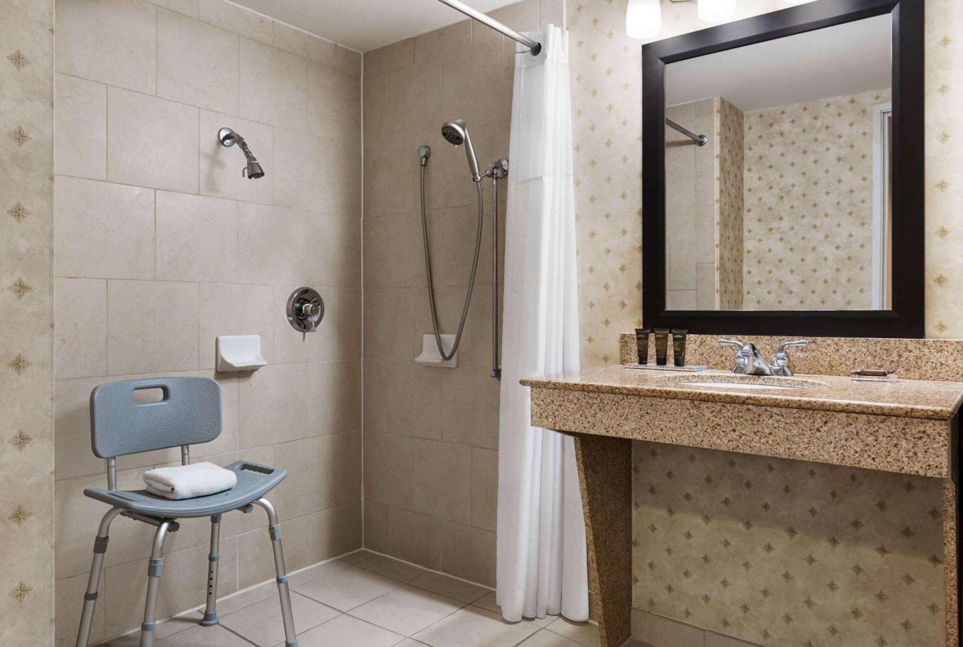 Wingate By Wyndham Southport photo 21
