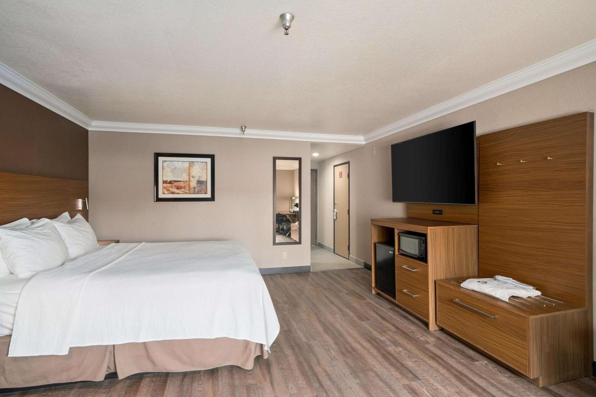Best Western Plus Newport Mesa Inn photo 10