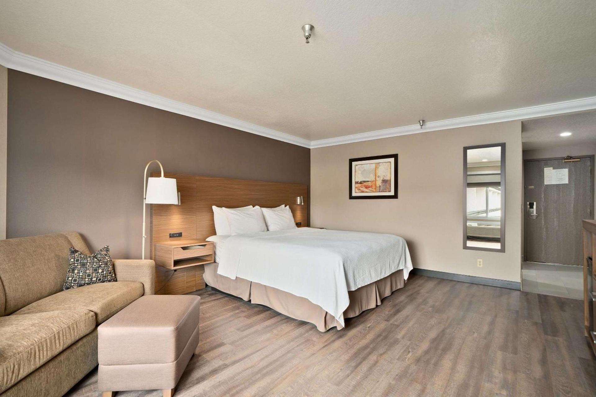 Best Western Plus Newport Mesa Inn photo 2