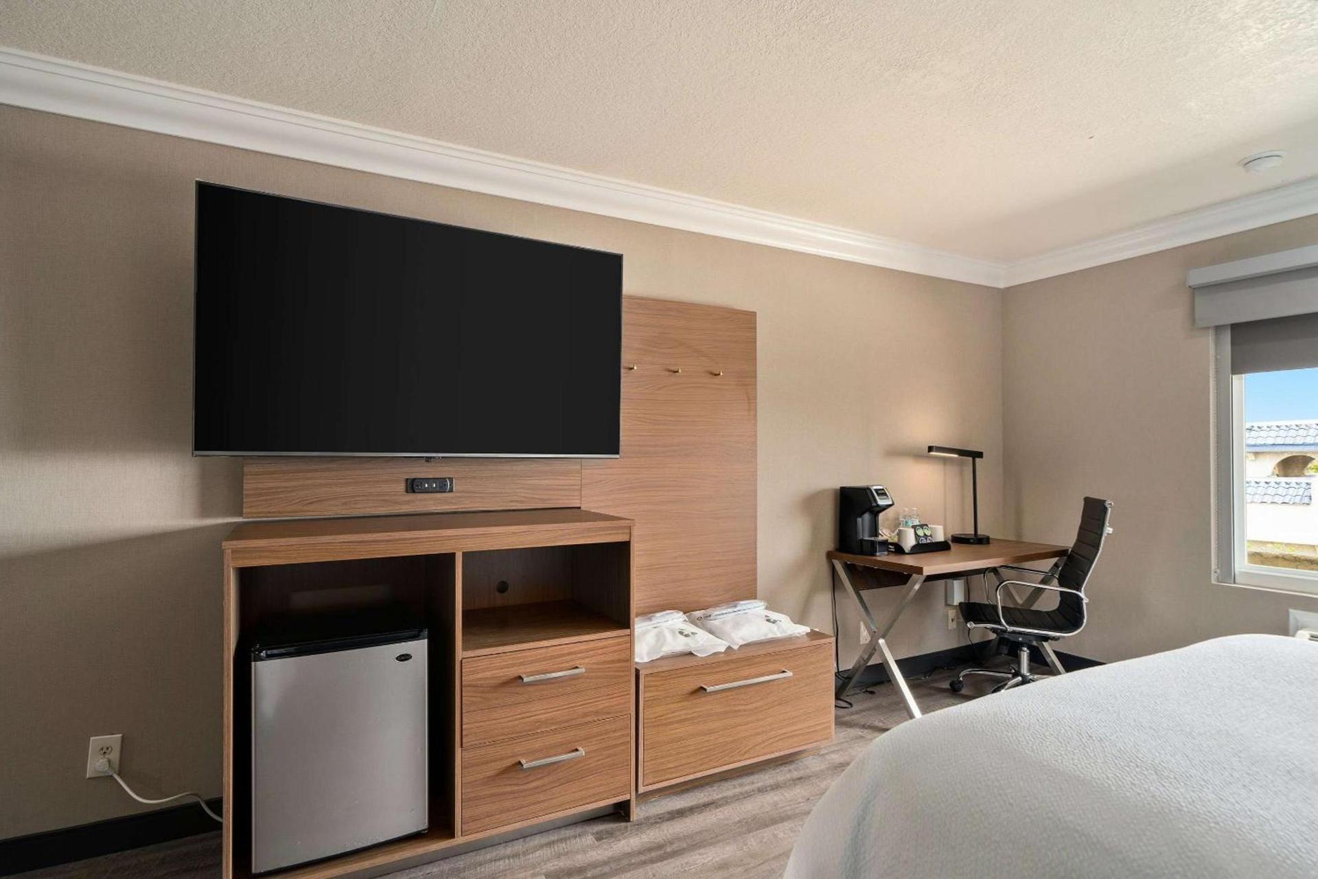 Best Western Plus Newport Mesa Inn photo 23