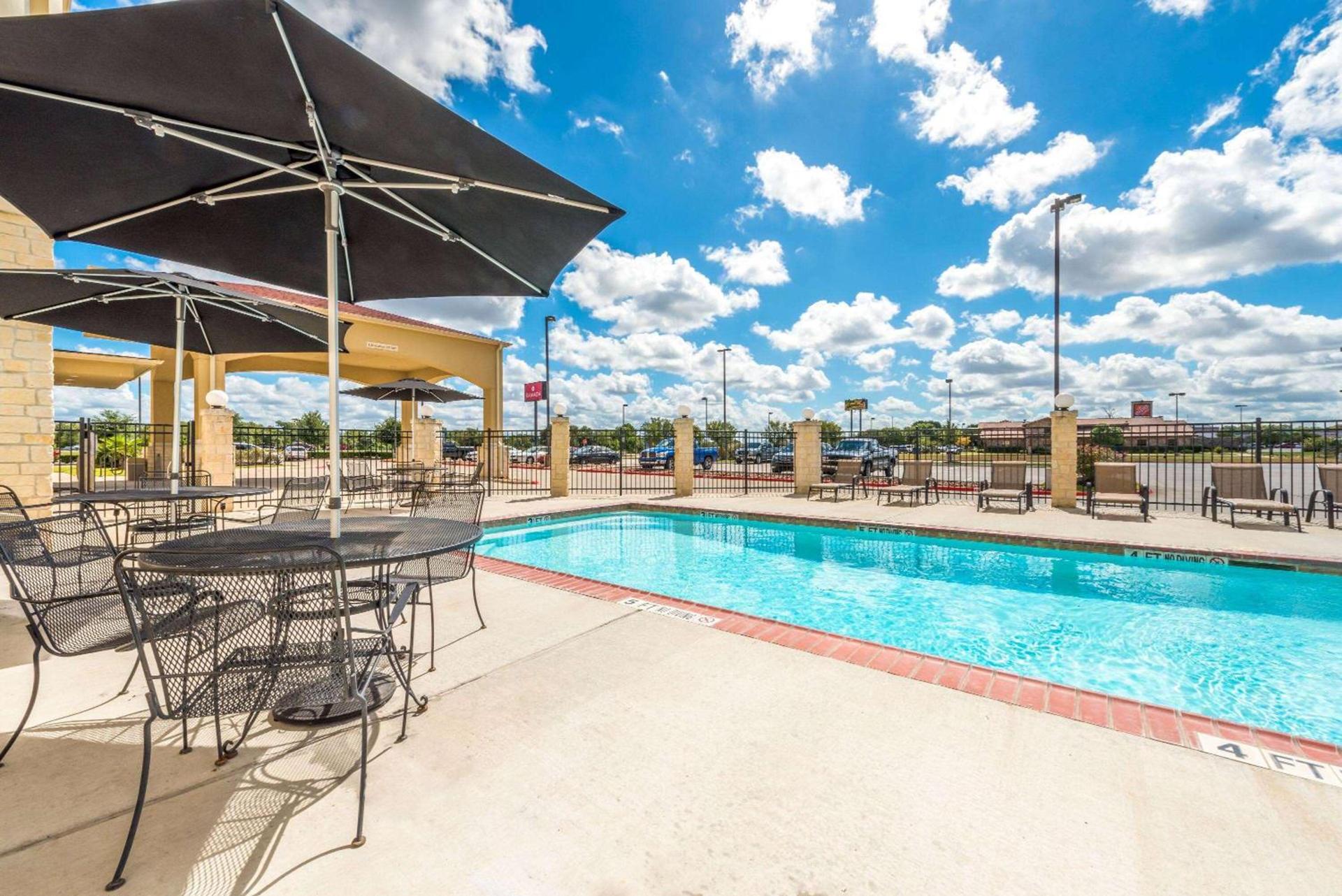 Ramada by Wyndham College Station photo 3