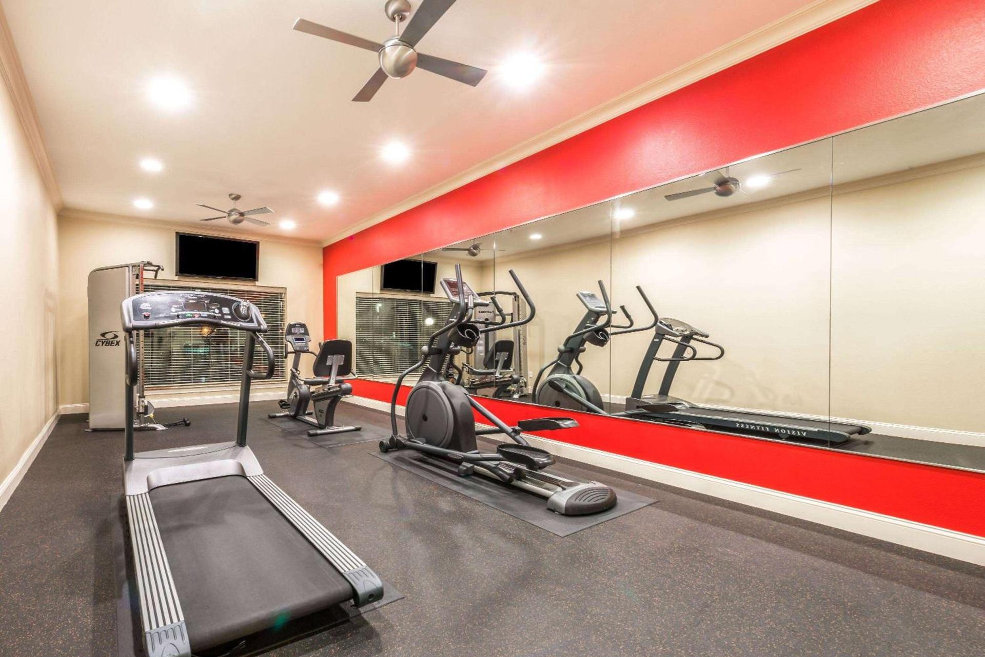 Ramada by Wyndham College Station photo 4