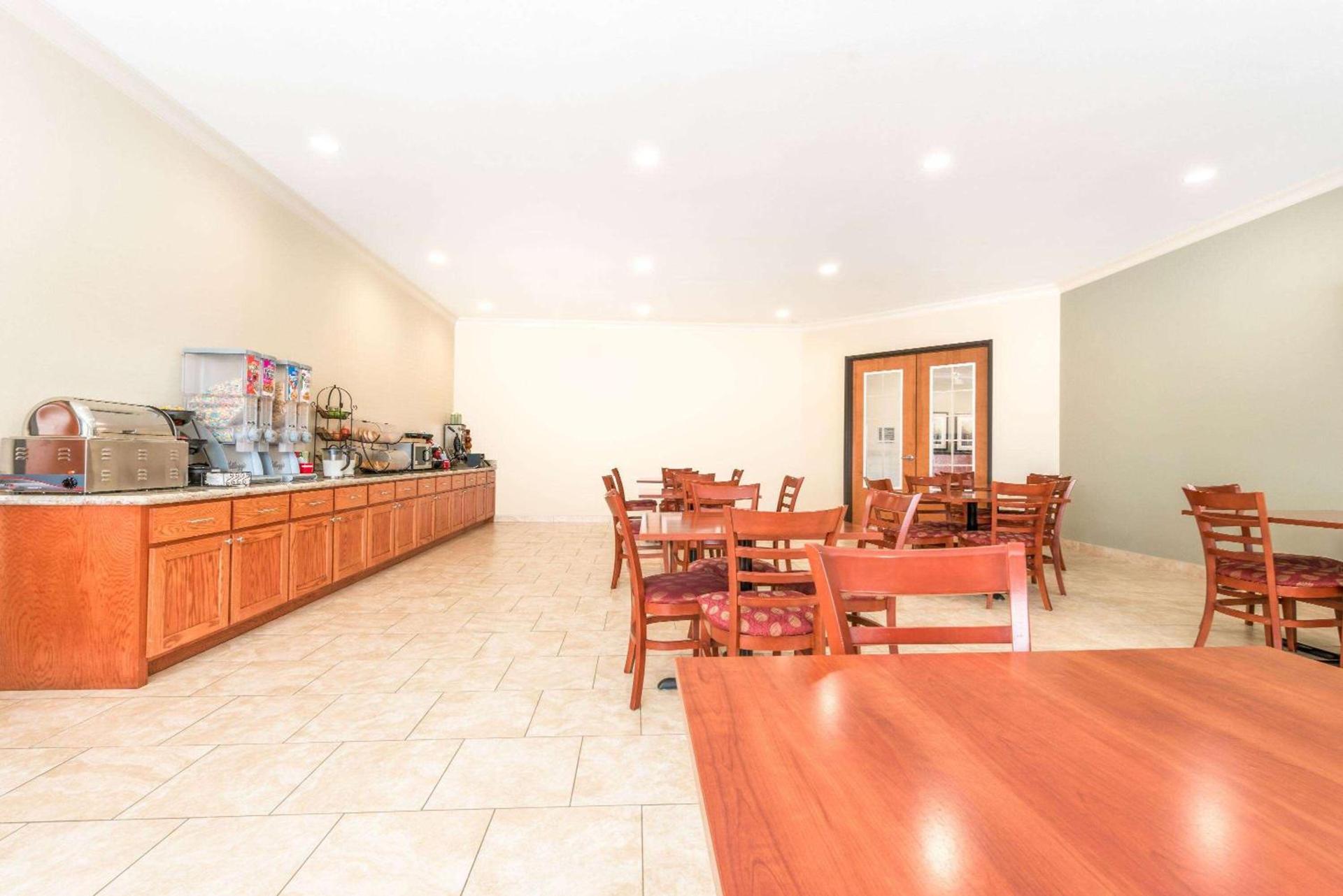 Ramada by Wyndham College Station photo 13