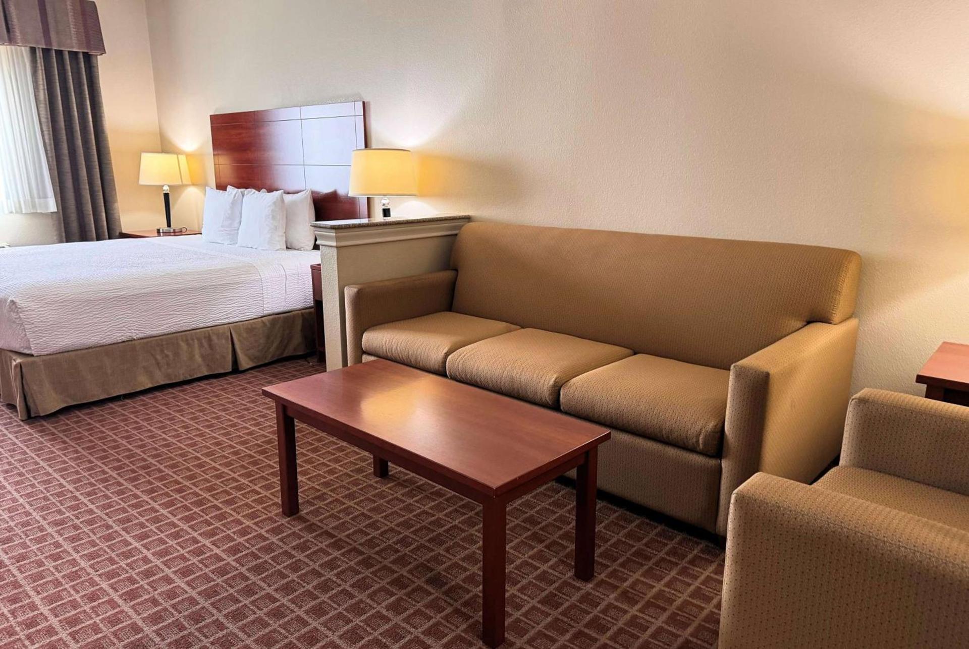 Ramada by Wyndham College Station photo 18