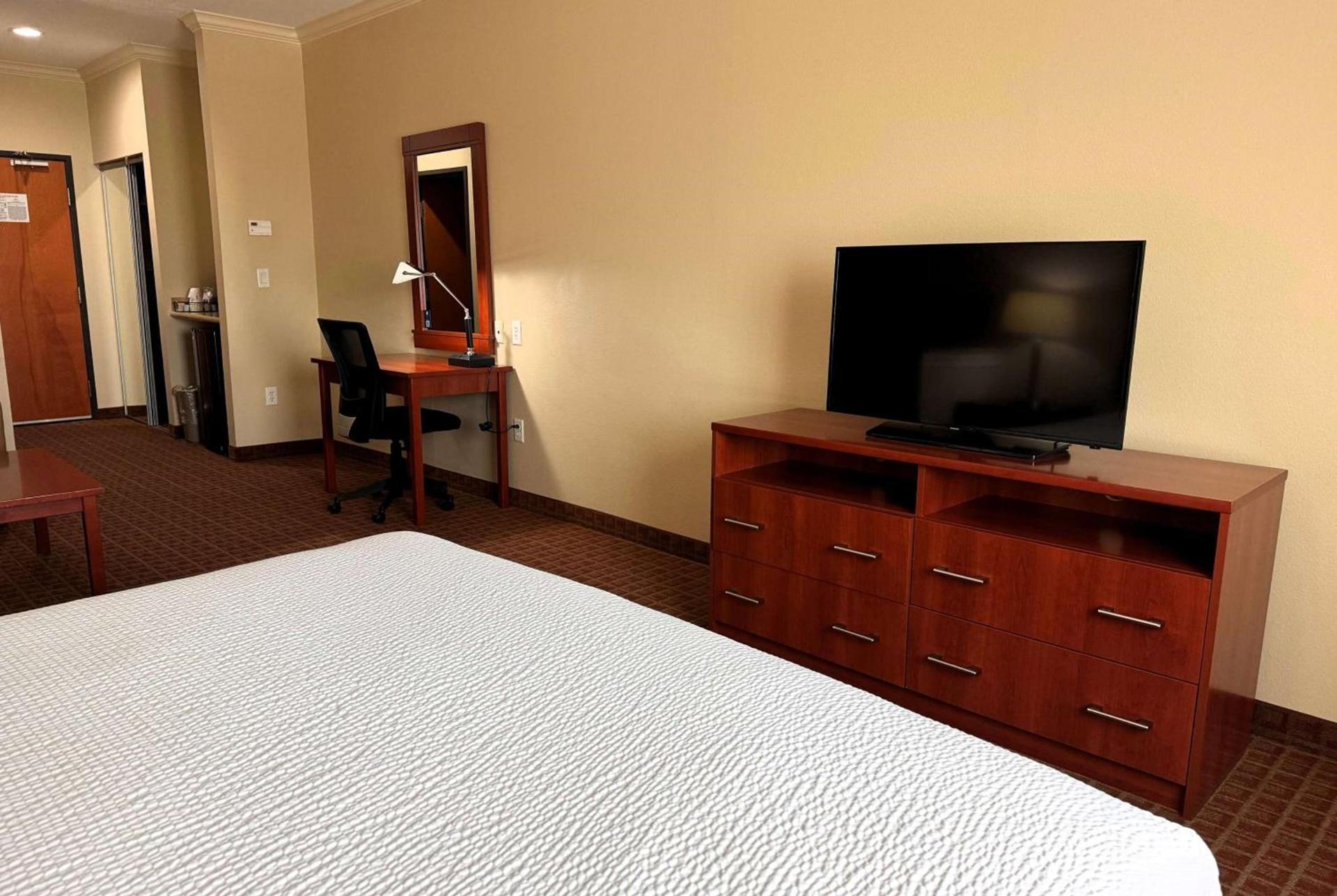 Ramada by Wyndham College Station photo 27