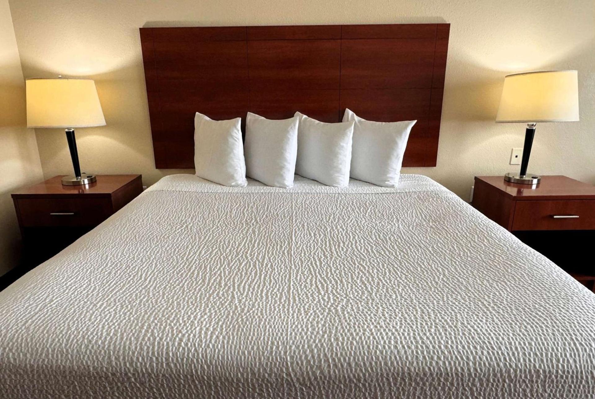 Ramada by Wyndham College Station photo 32