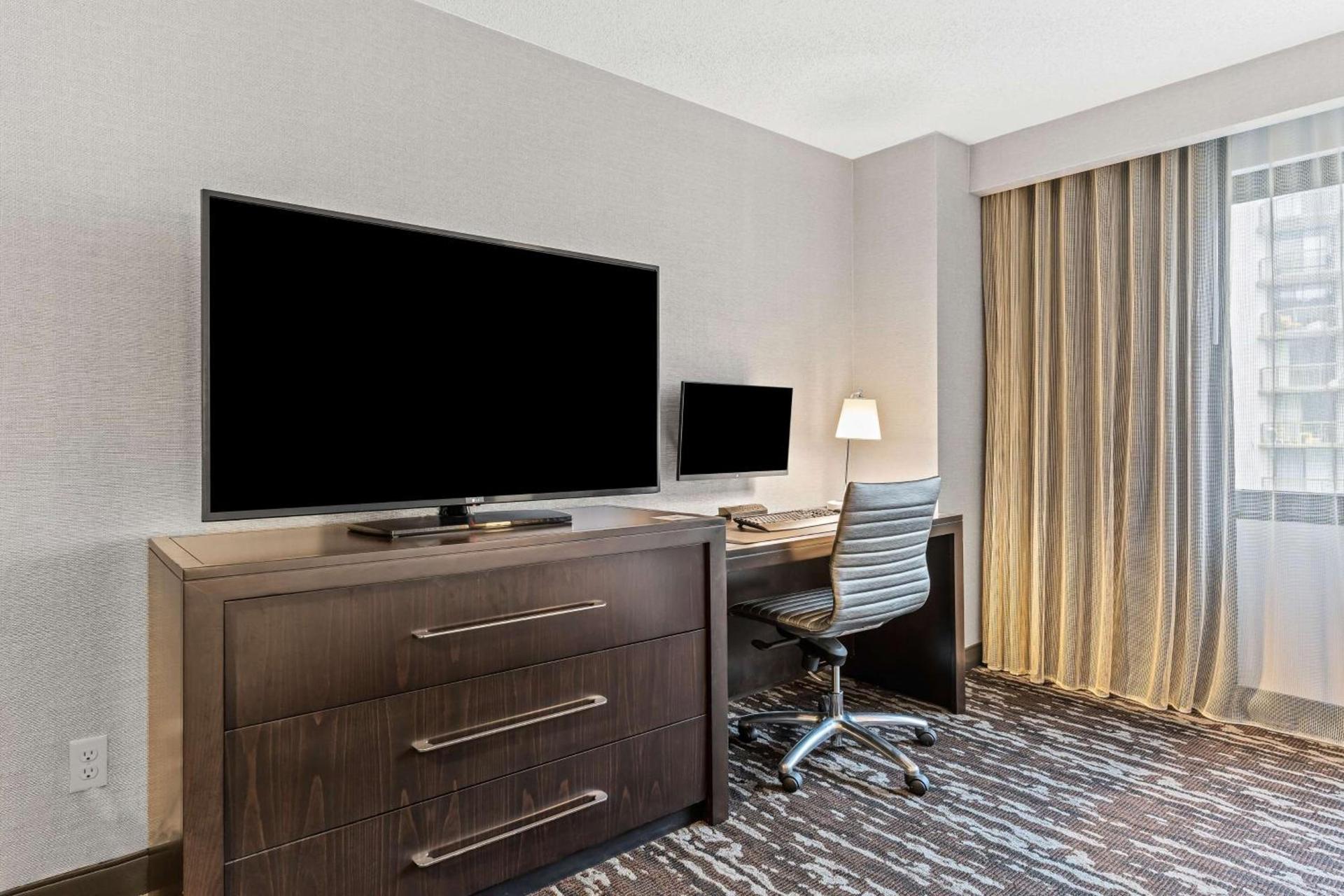 Embassy Suites by Hilton Crystal City National Airport photo 34