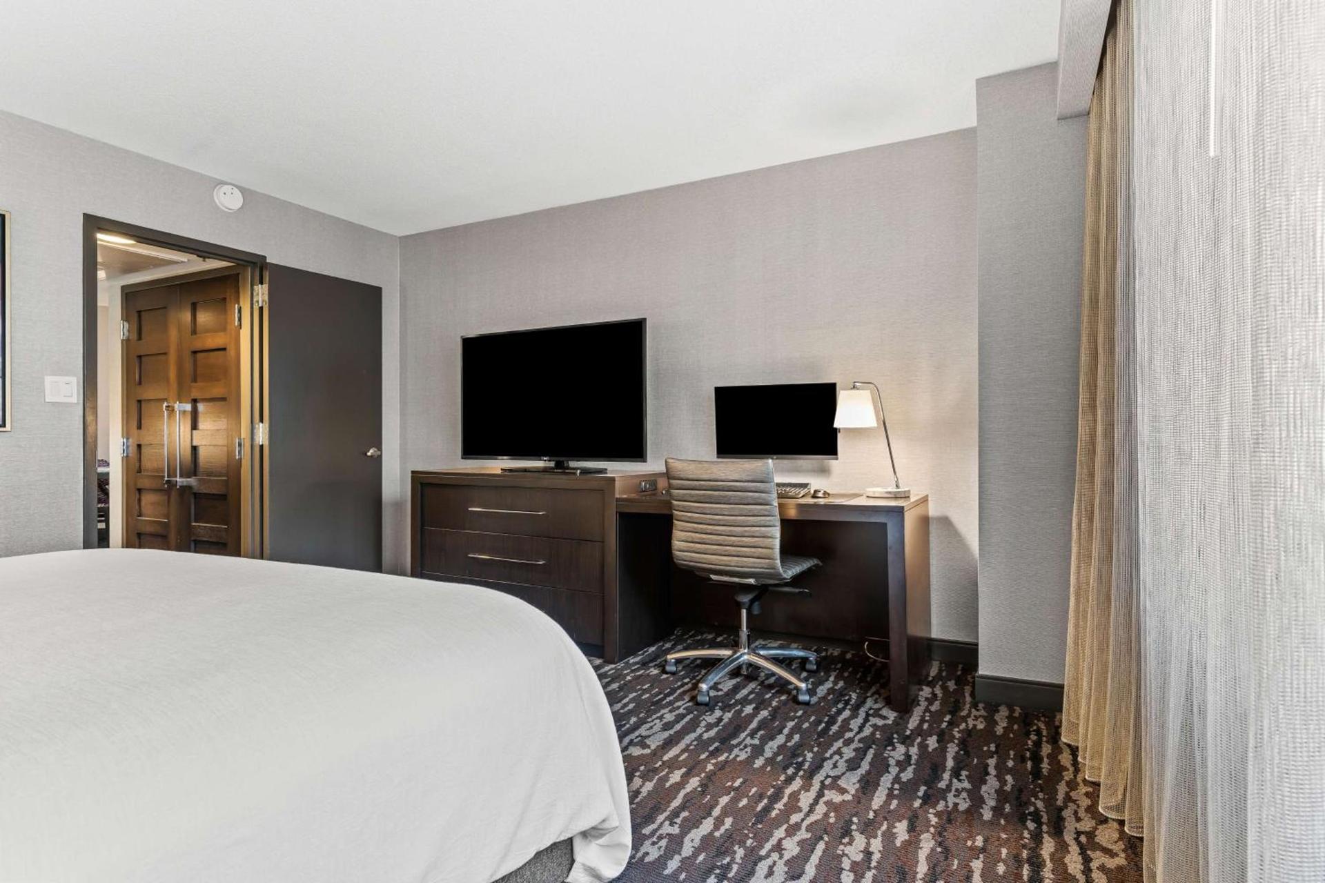 Embassy Suites by Hilton Crystal City National Airport photo 38