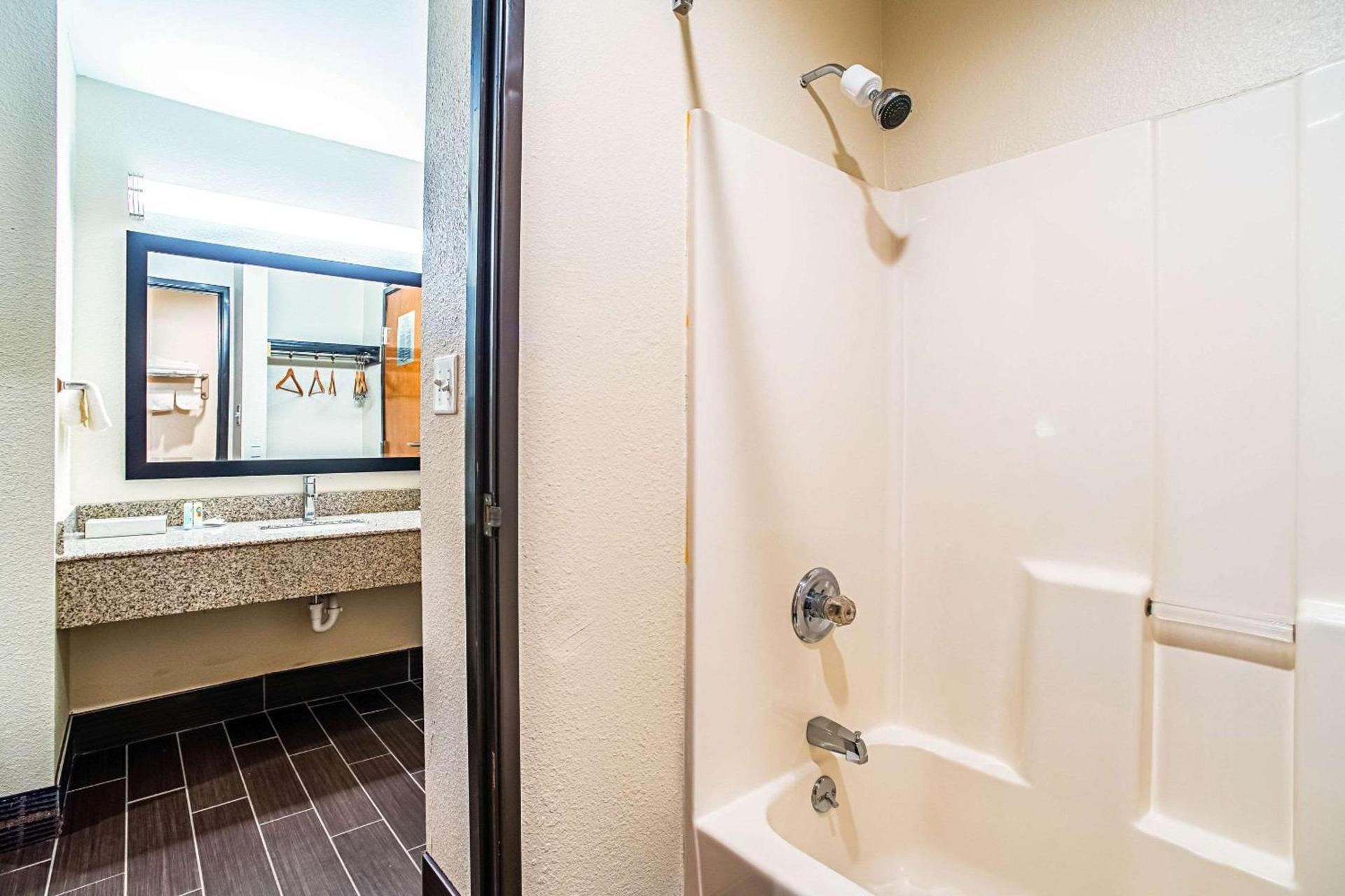 Quality Inn Carbondale University area photo 15
