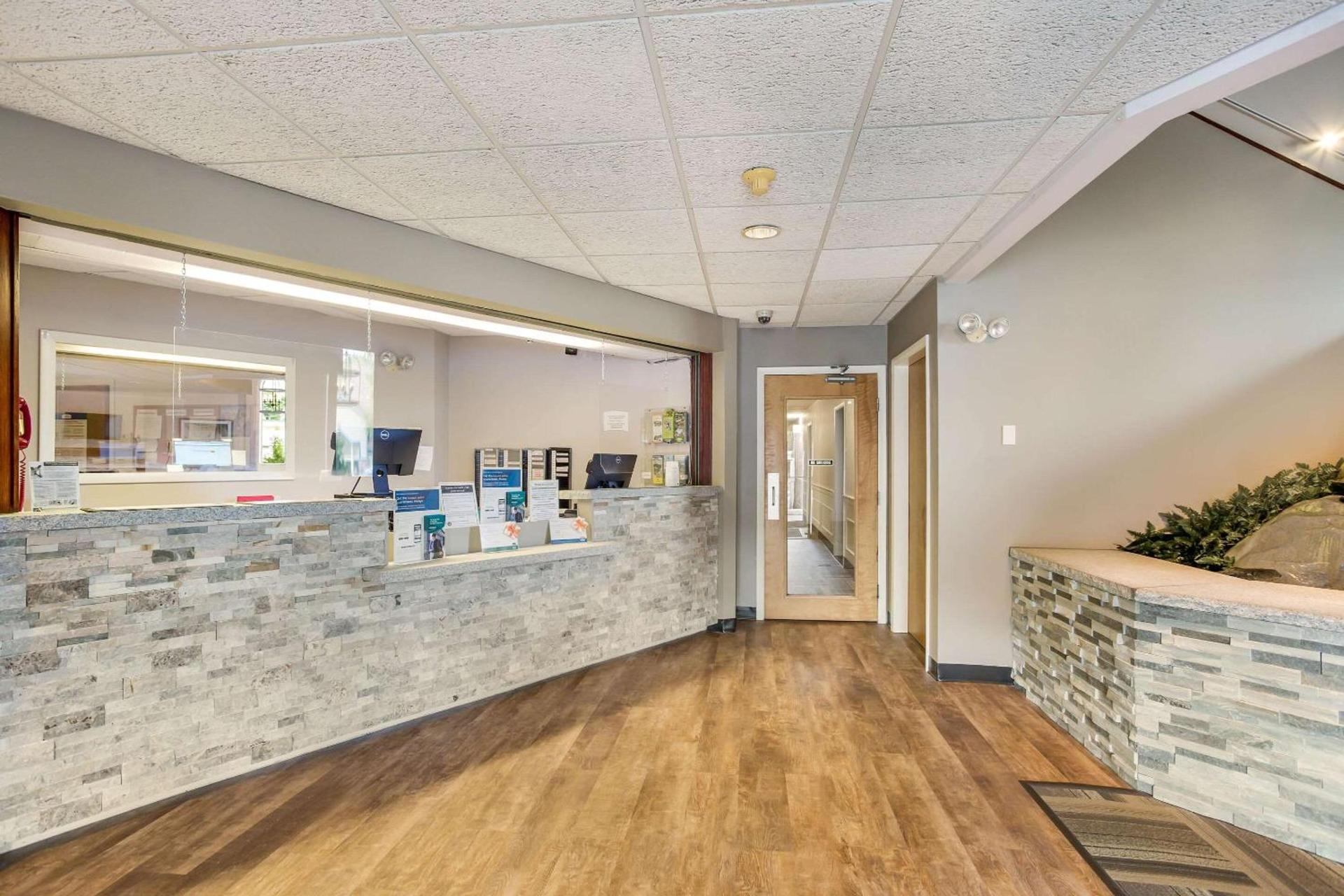 Quality Inn & Suites Gorham Riverside photo 7