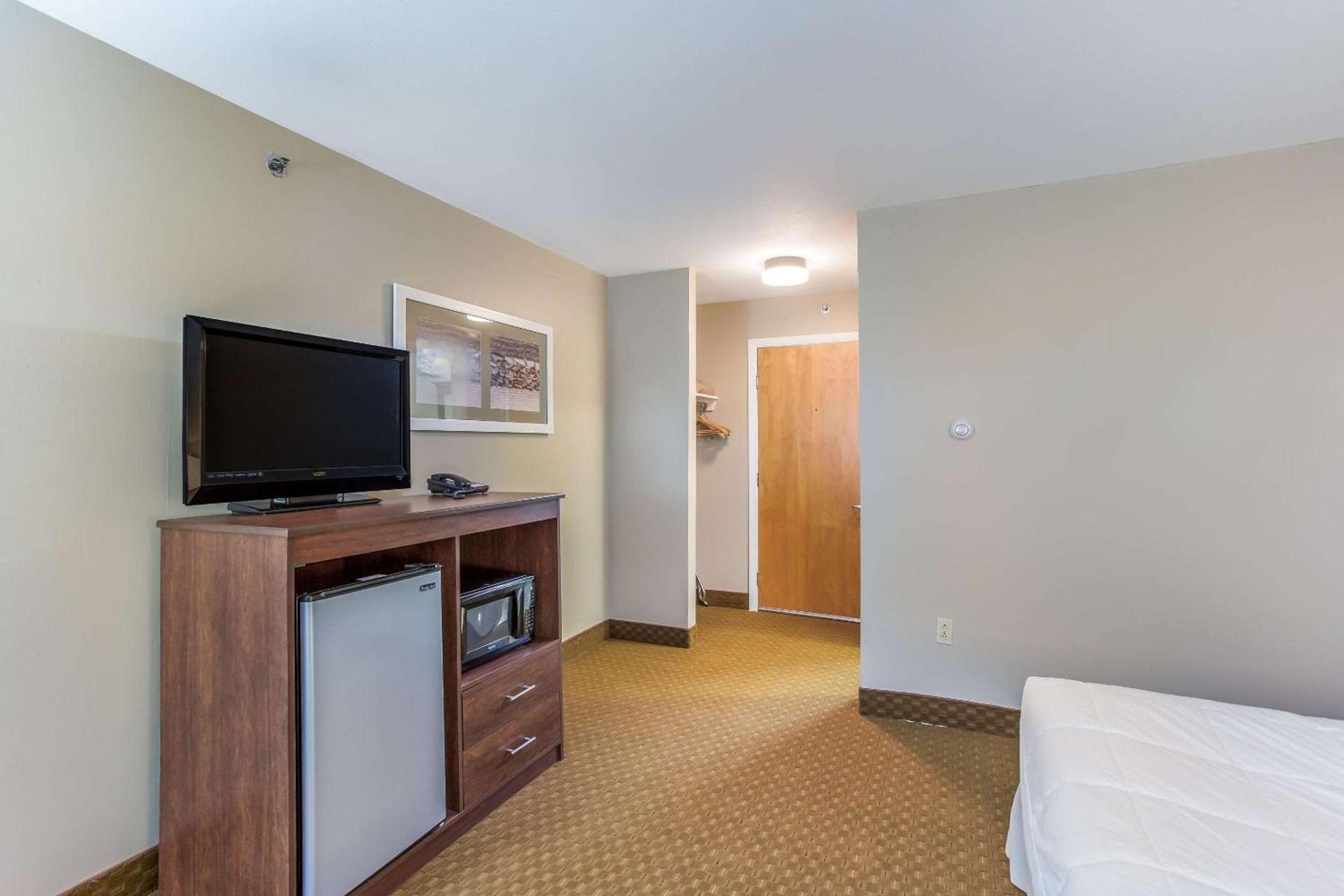 Quality Inn & Suites Gorham Riverside photo 14
