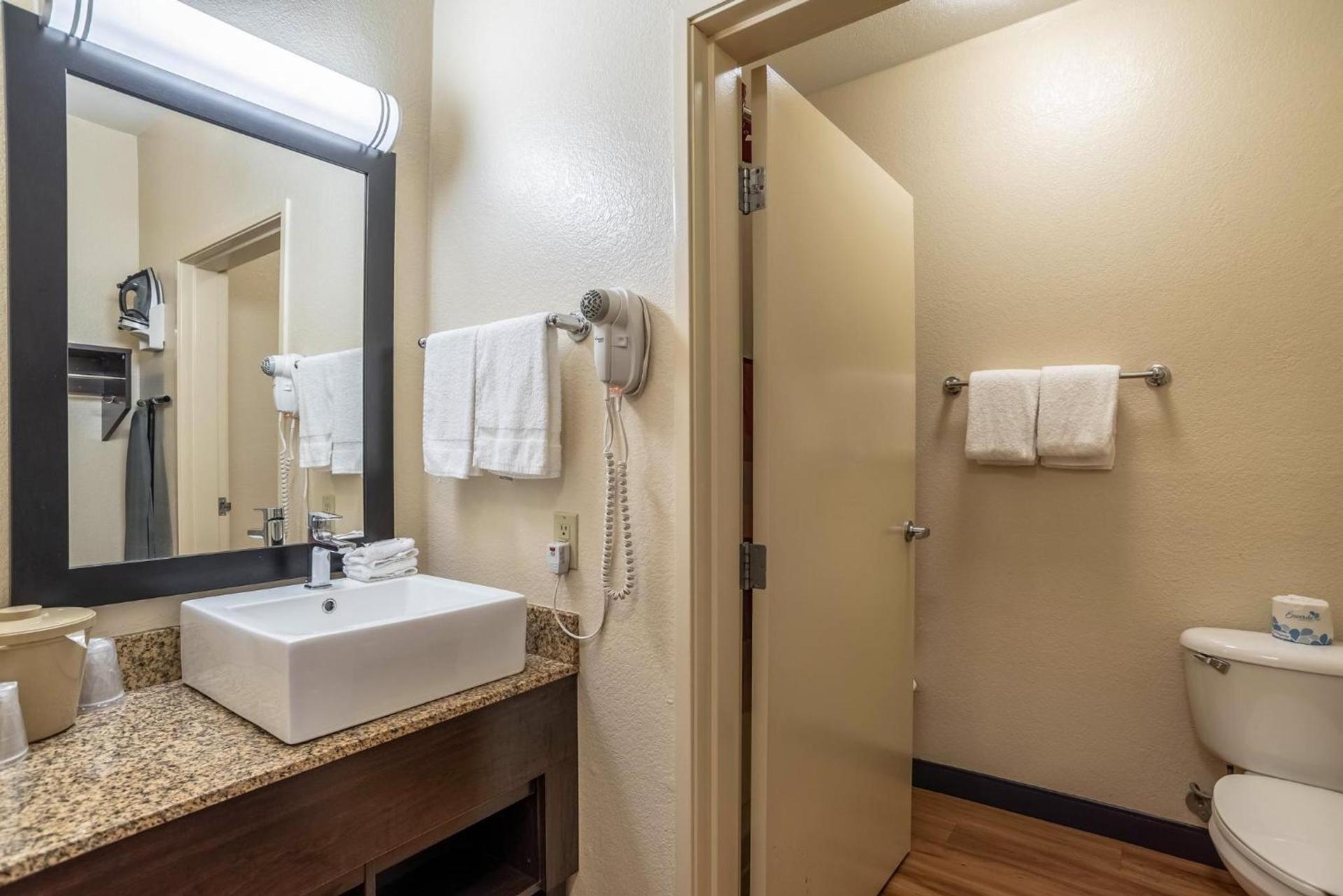Red Roof Inn PLUS+ Tempe - Phoenix Airport photo 30