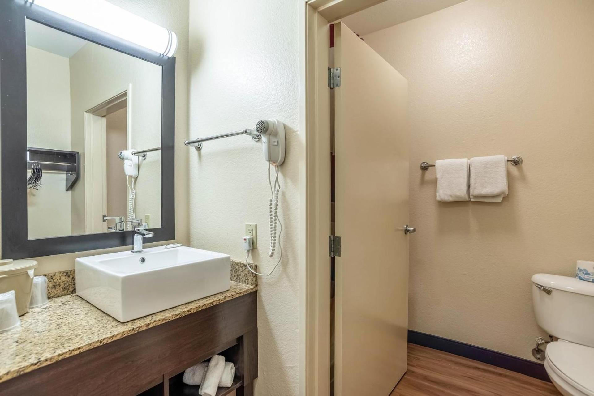 Red Roof Inn PLUS+ Tempe - Phoenix Airport photo 31