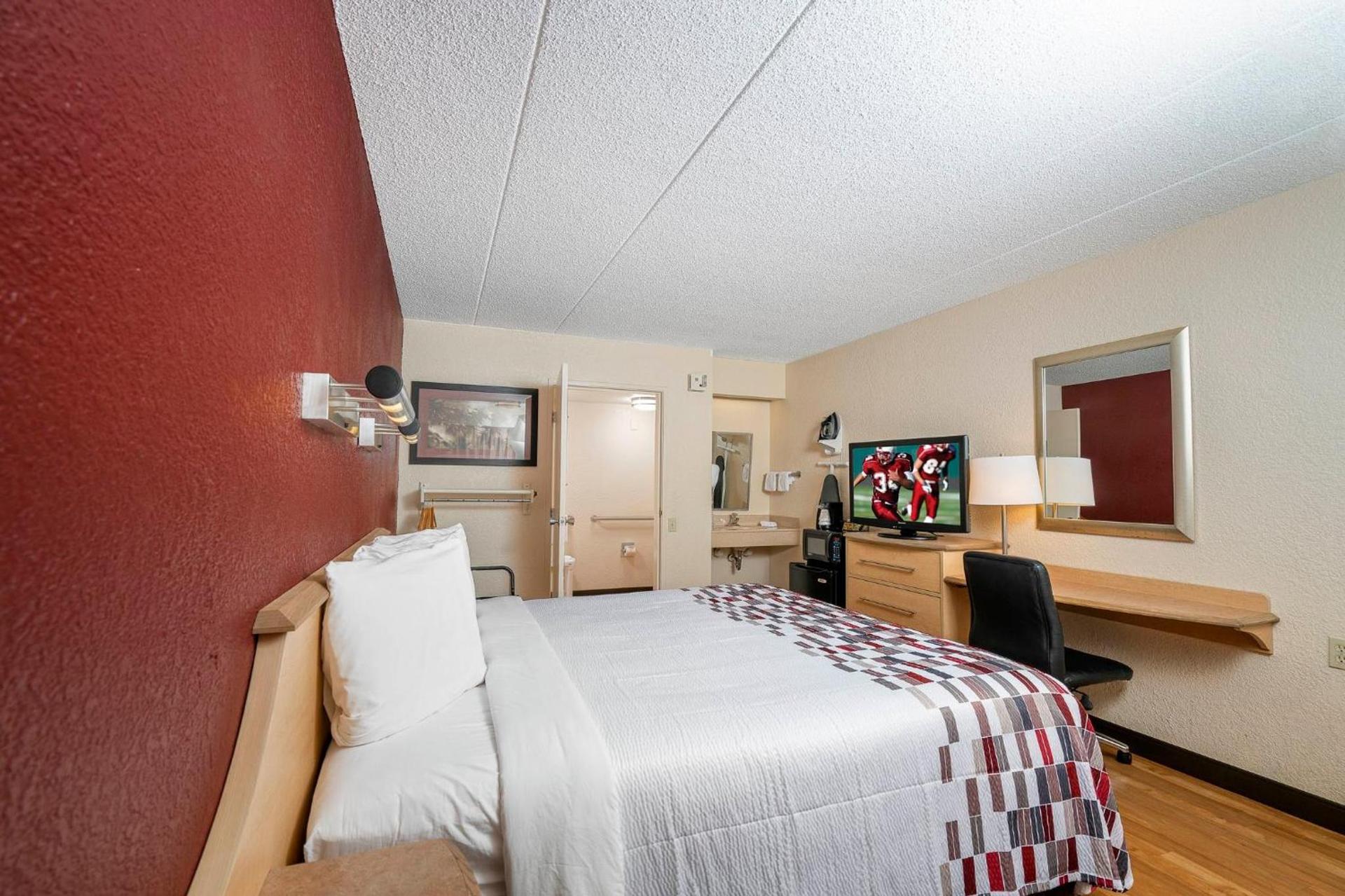 Red Roof Inn Greenville photo 21