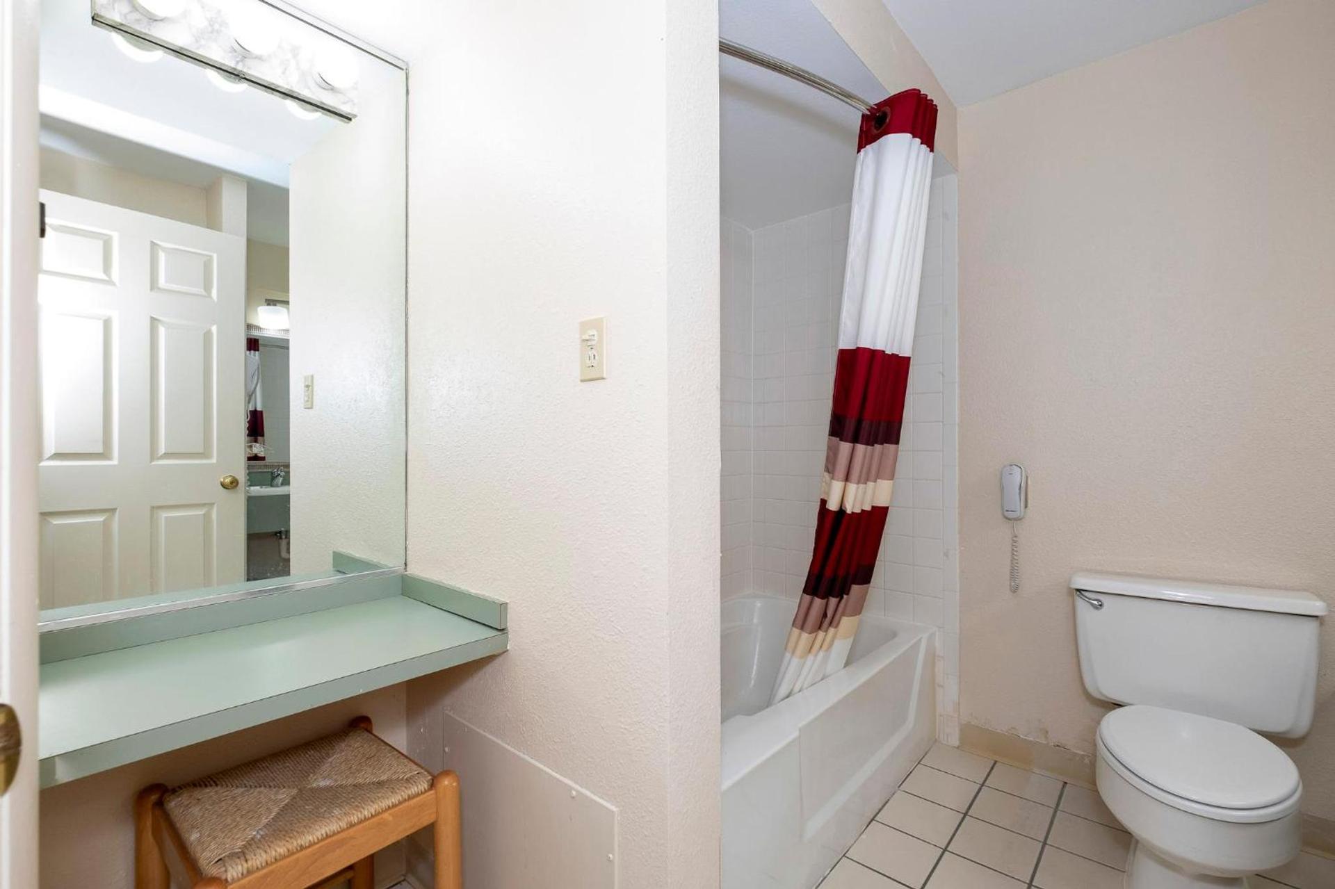 Red Roof Inn & Suites Hazleton photo 49