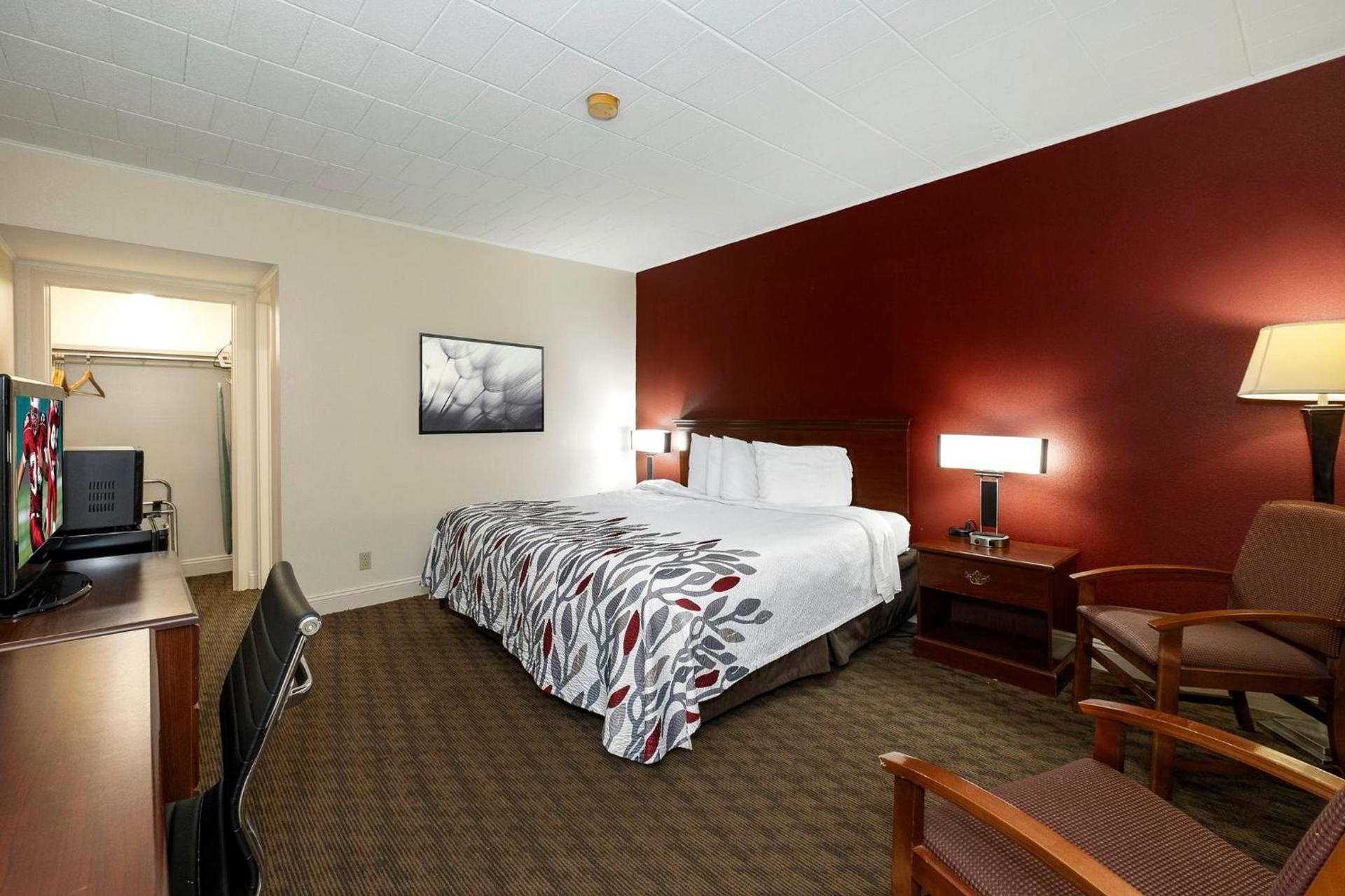 Red Roof Inn & Suites Hazleton photo 18