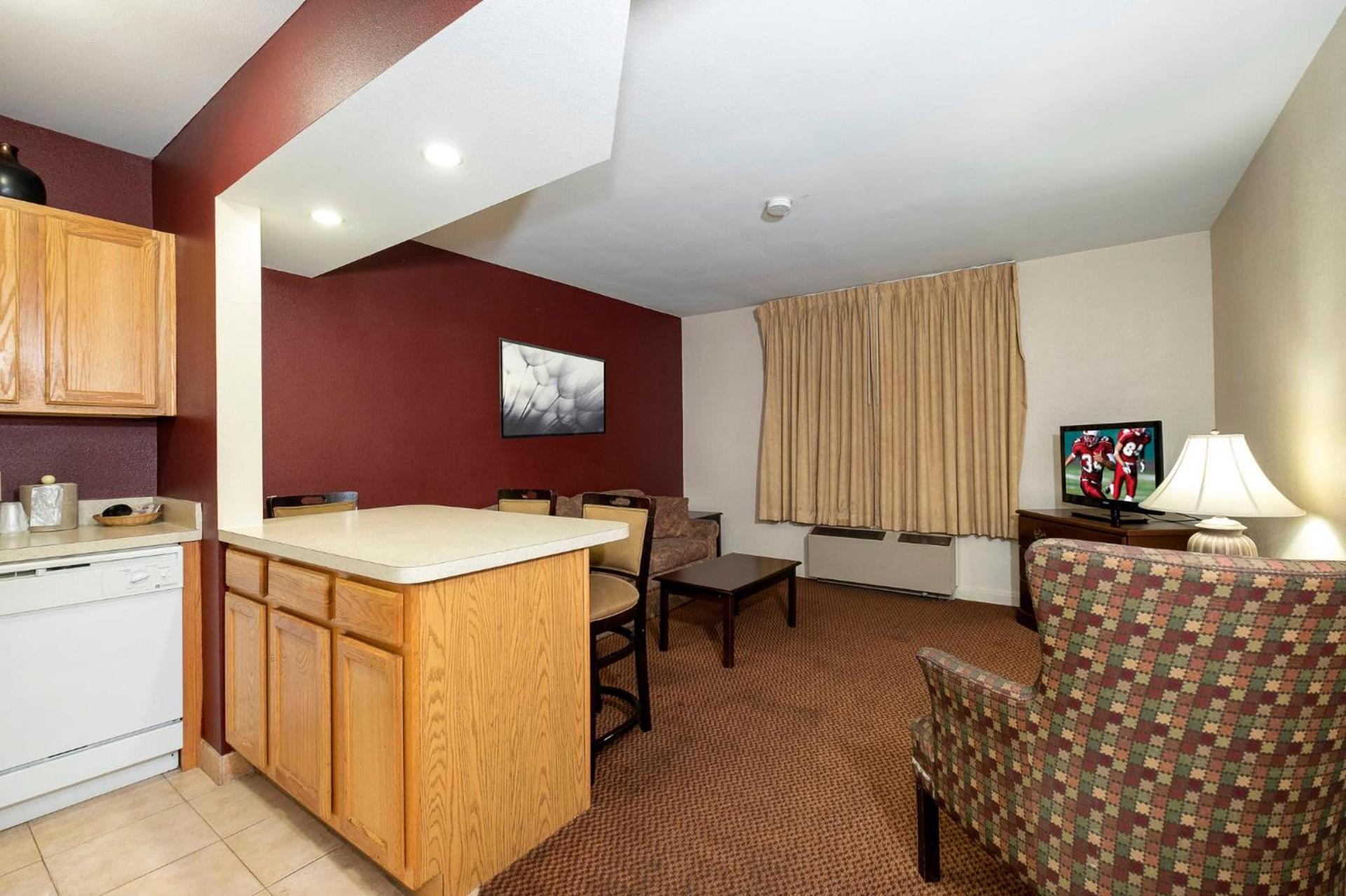 Red Roof Inn & Suites Hazleton photo 37