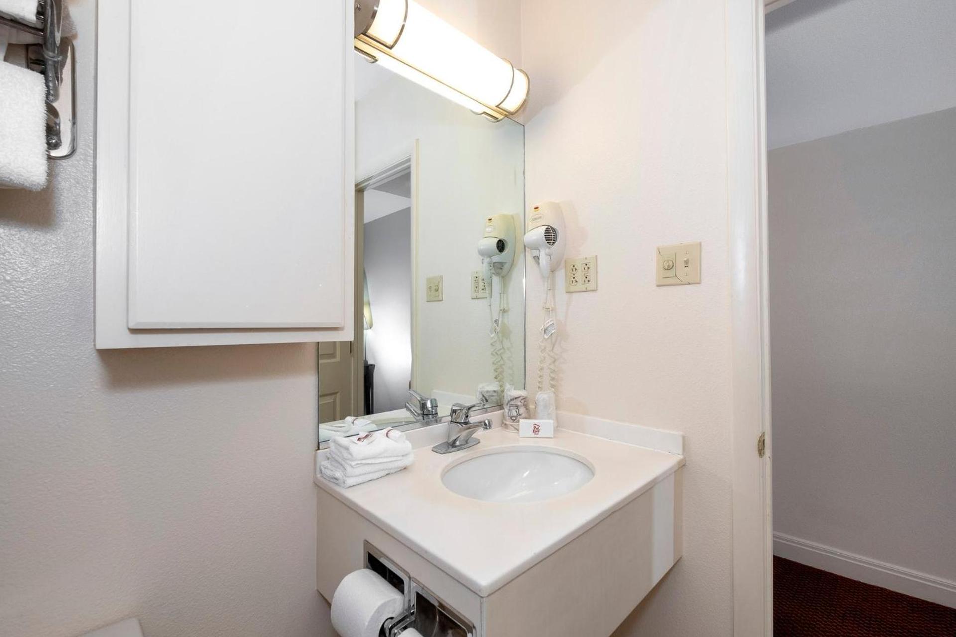 Red Roof Inn & Suites Hazleton photo 52
