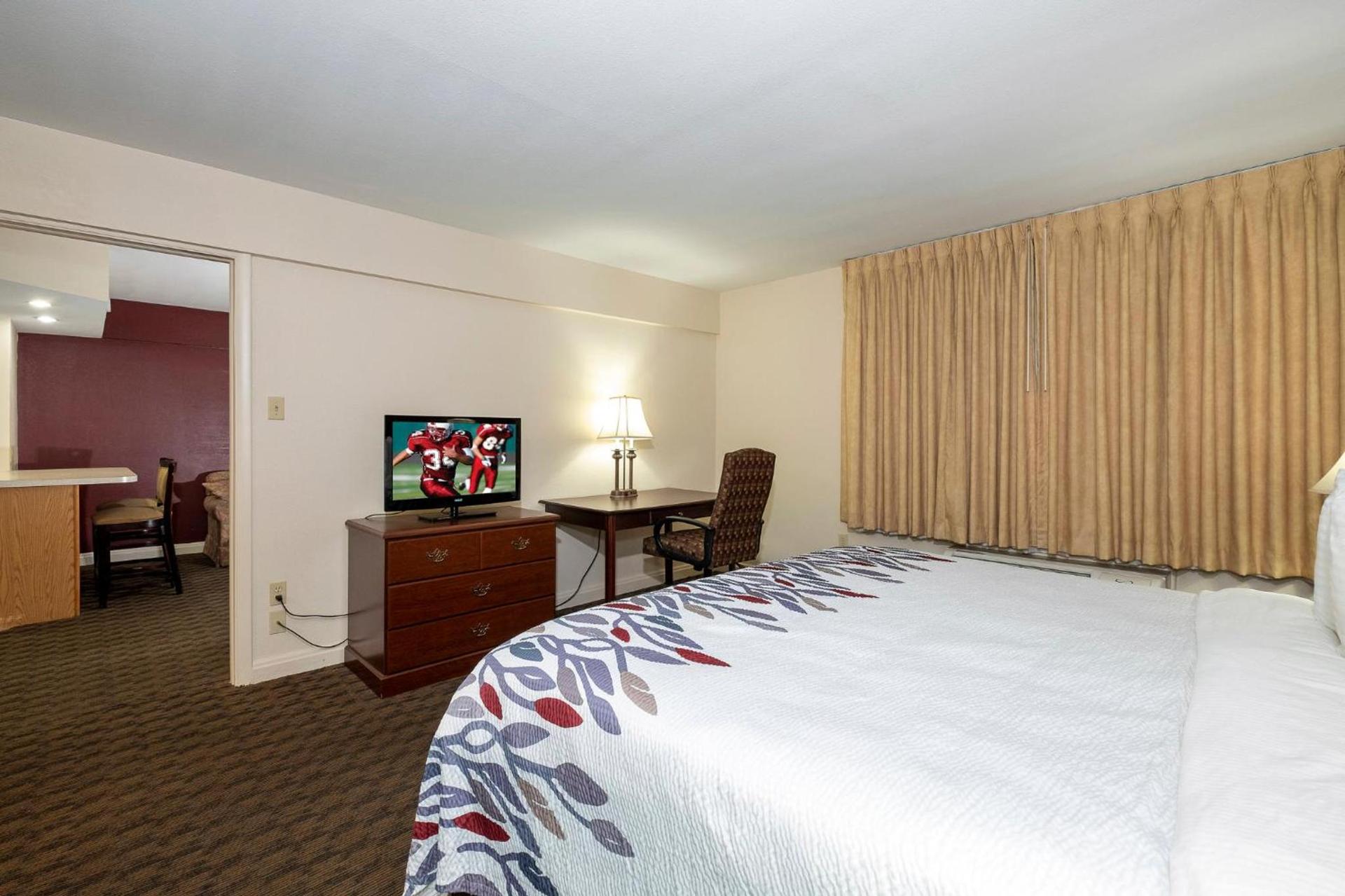 Red Roof Inn & Suites Hazleton photo 35