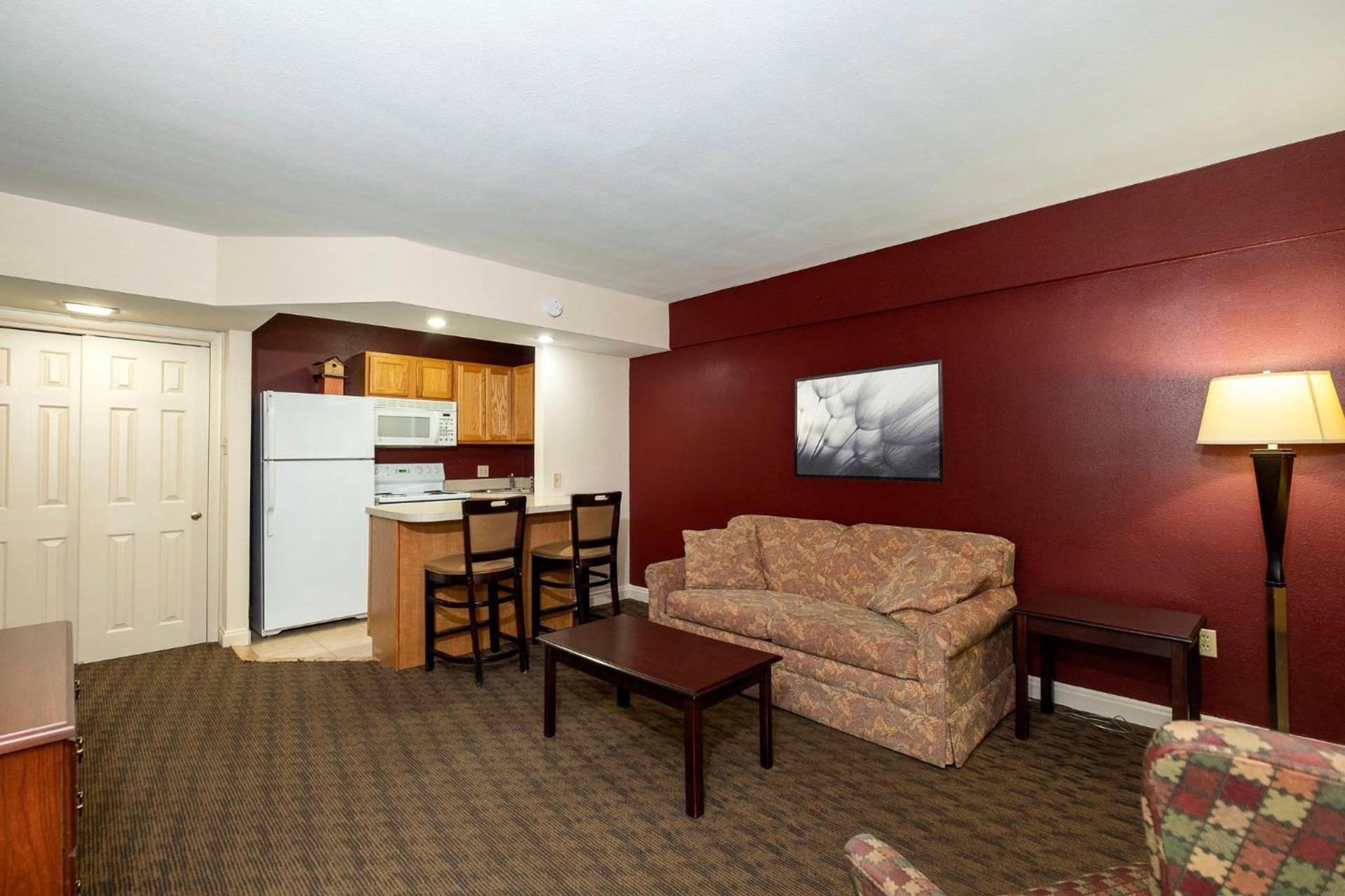 Red Roof Inn & Suites Hazleton photo 38