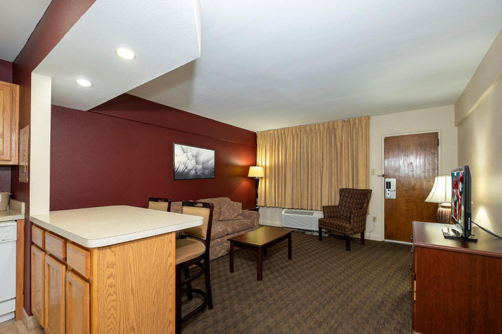 Red Roof Inn & Suites Hazleton photo 40