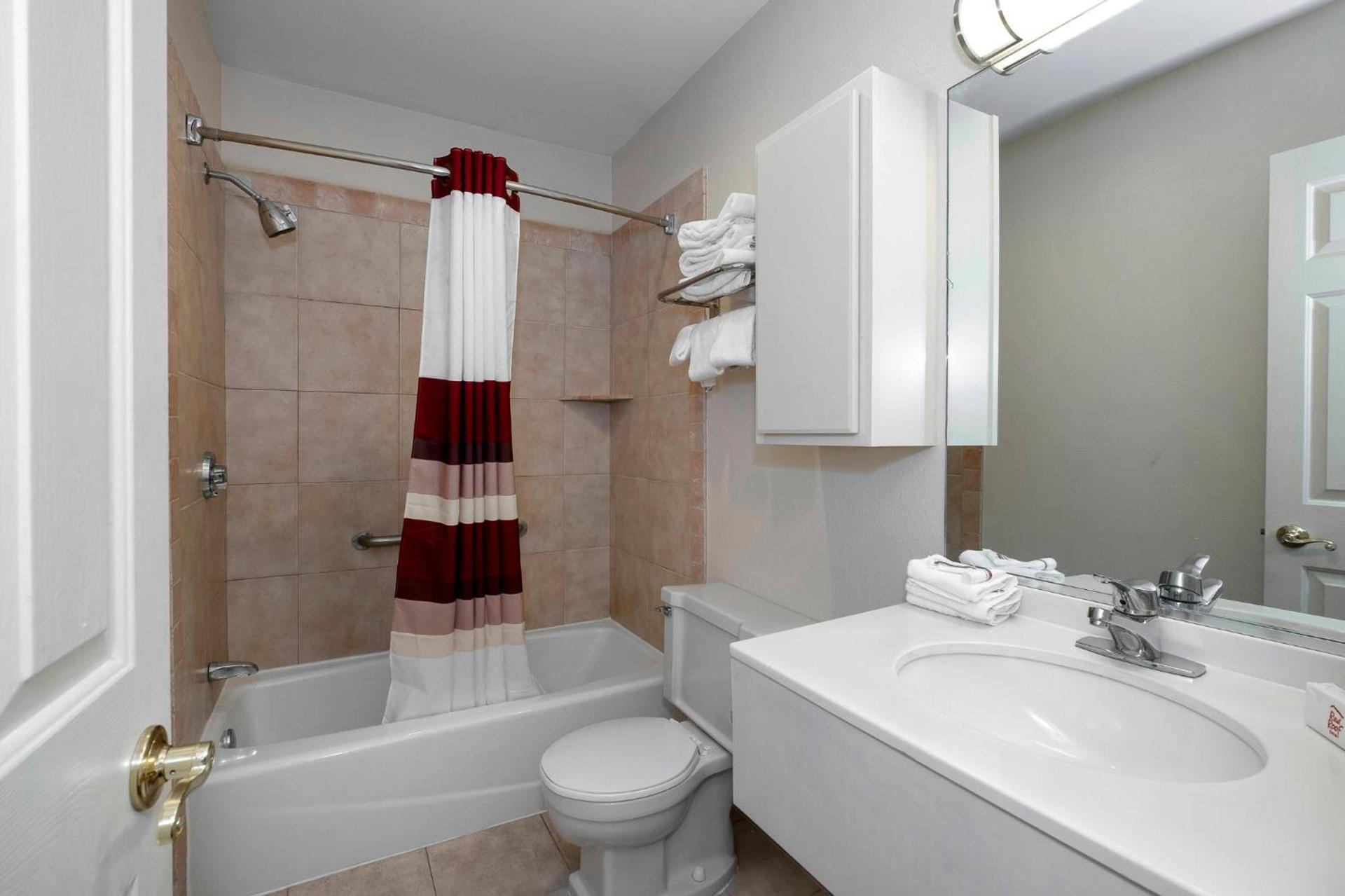 Red Roof Inn & Suites Hazleton photo 53