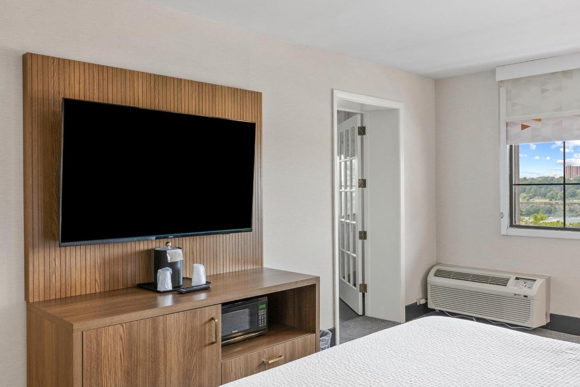 Holiday Inn Niagara Falls State Park Entry by IHG photo 51