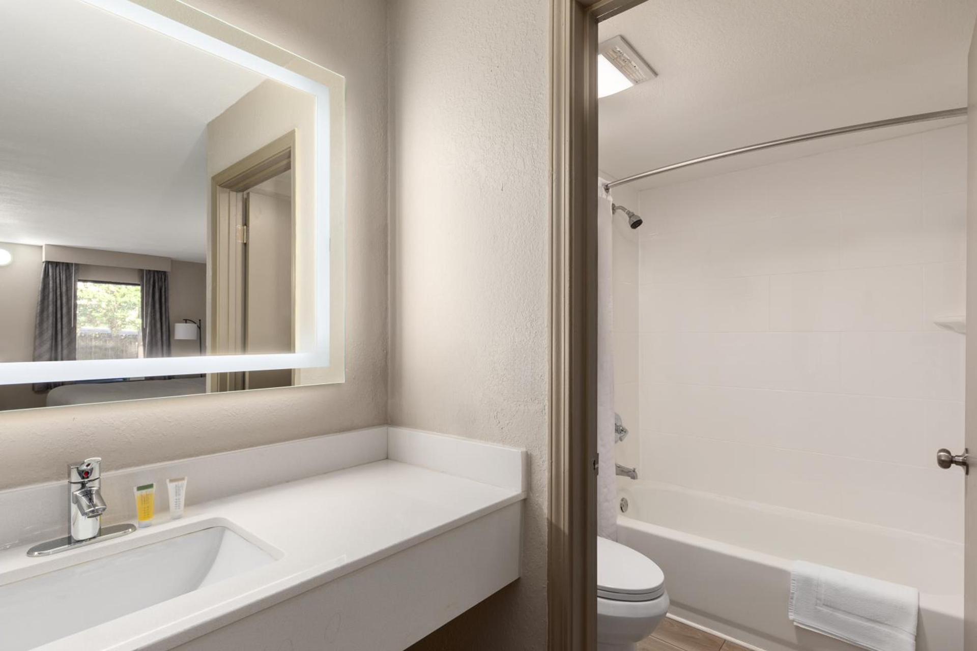 Days Inn by Wyndham Helen photo 42
