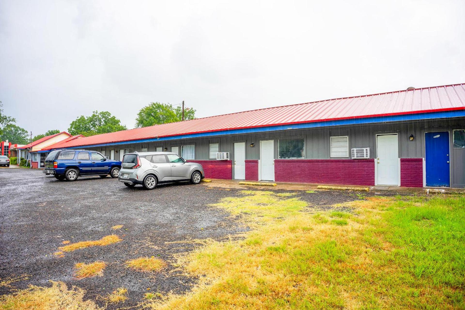 Budget Inn By OYO Palestine TX Hwy 79 photo 4