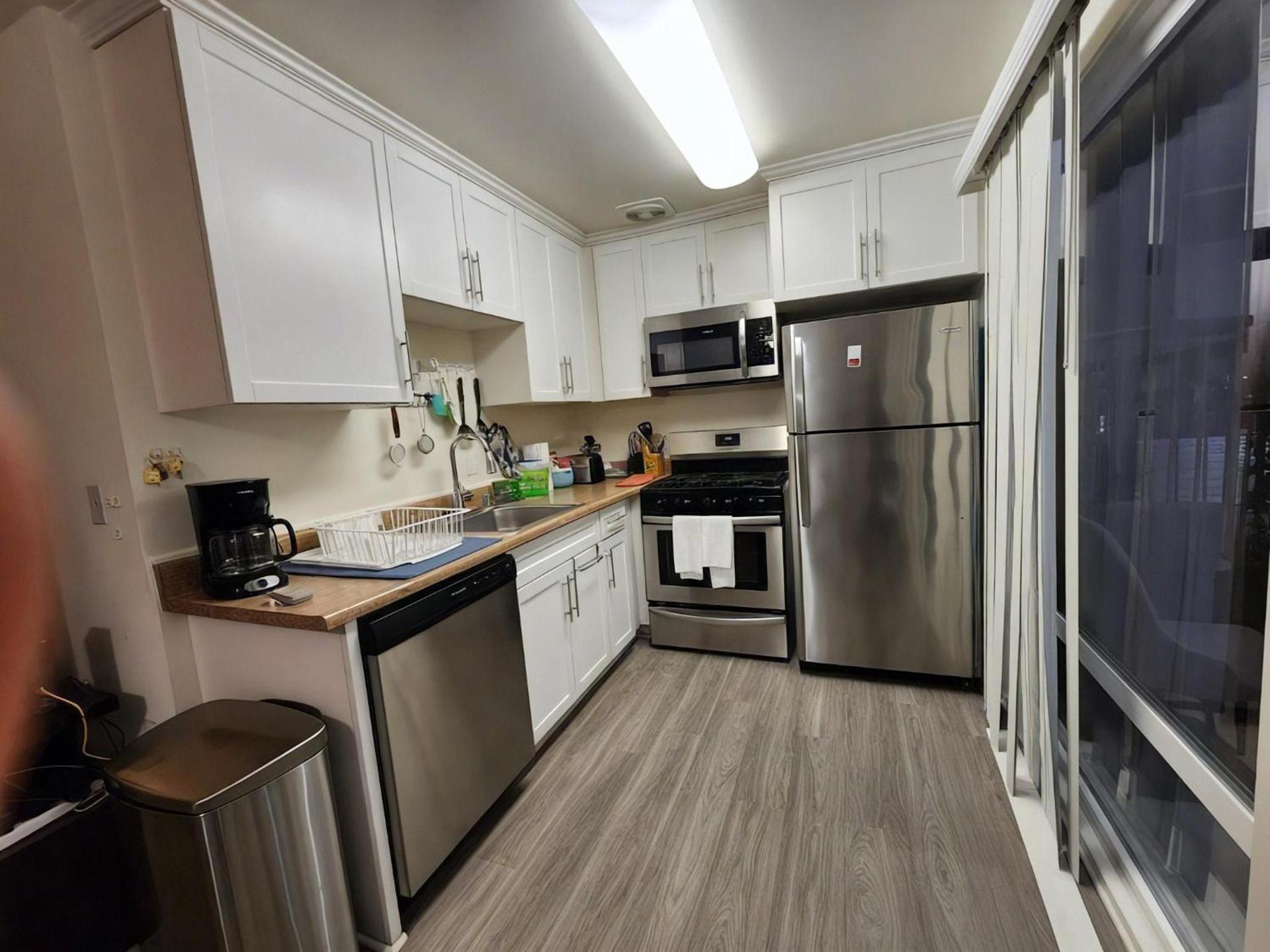 Hollywood Homes Free parking close to all things LA photo 6