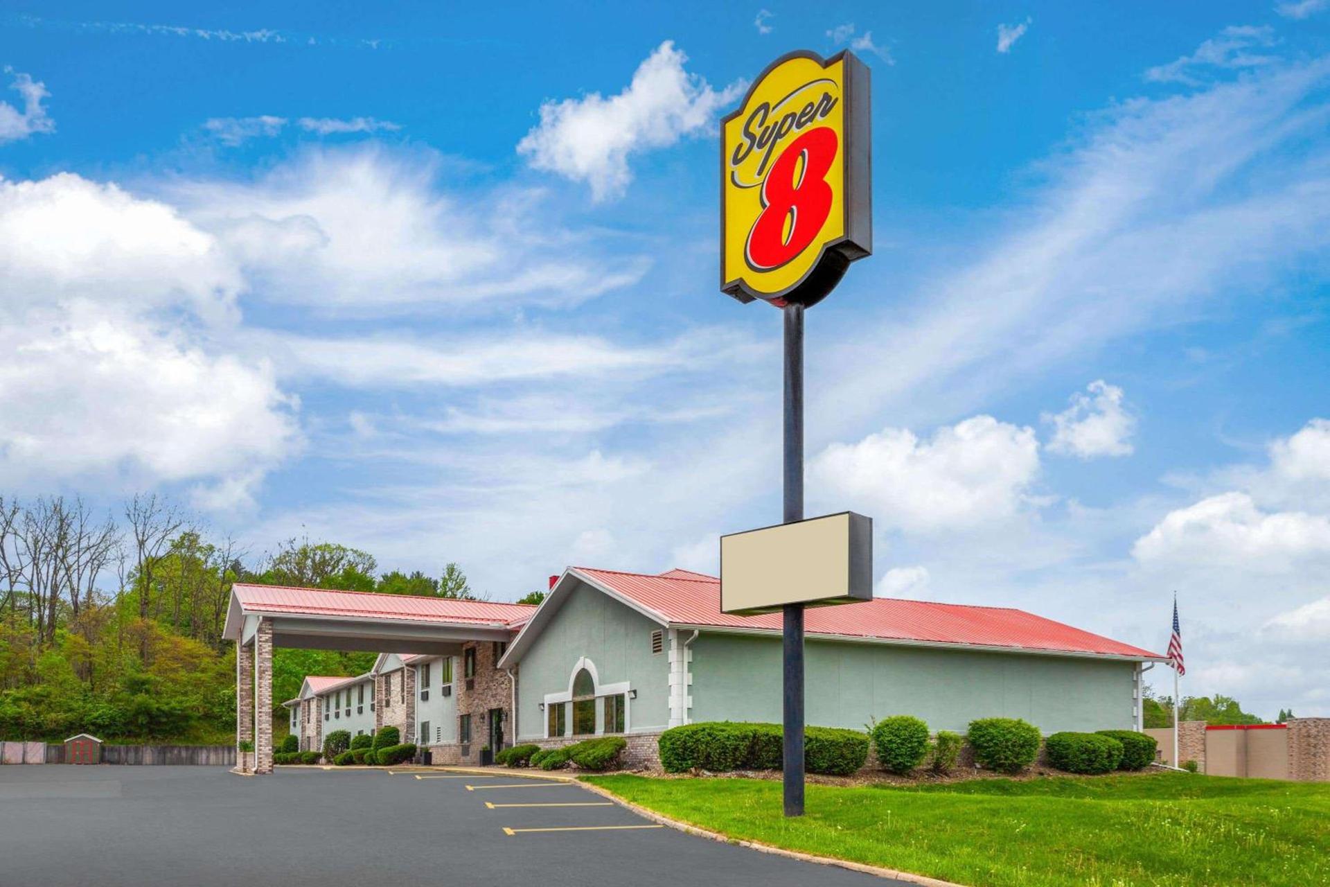 Super 8 by Wyndham Mt. Vernon photo 2