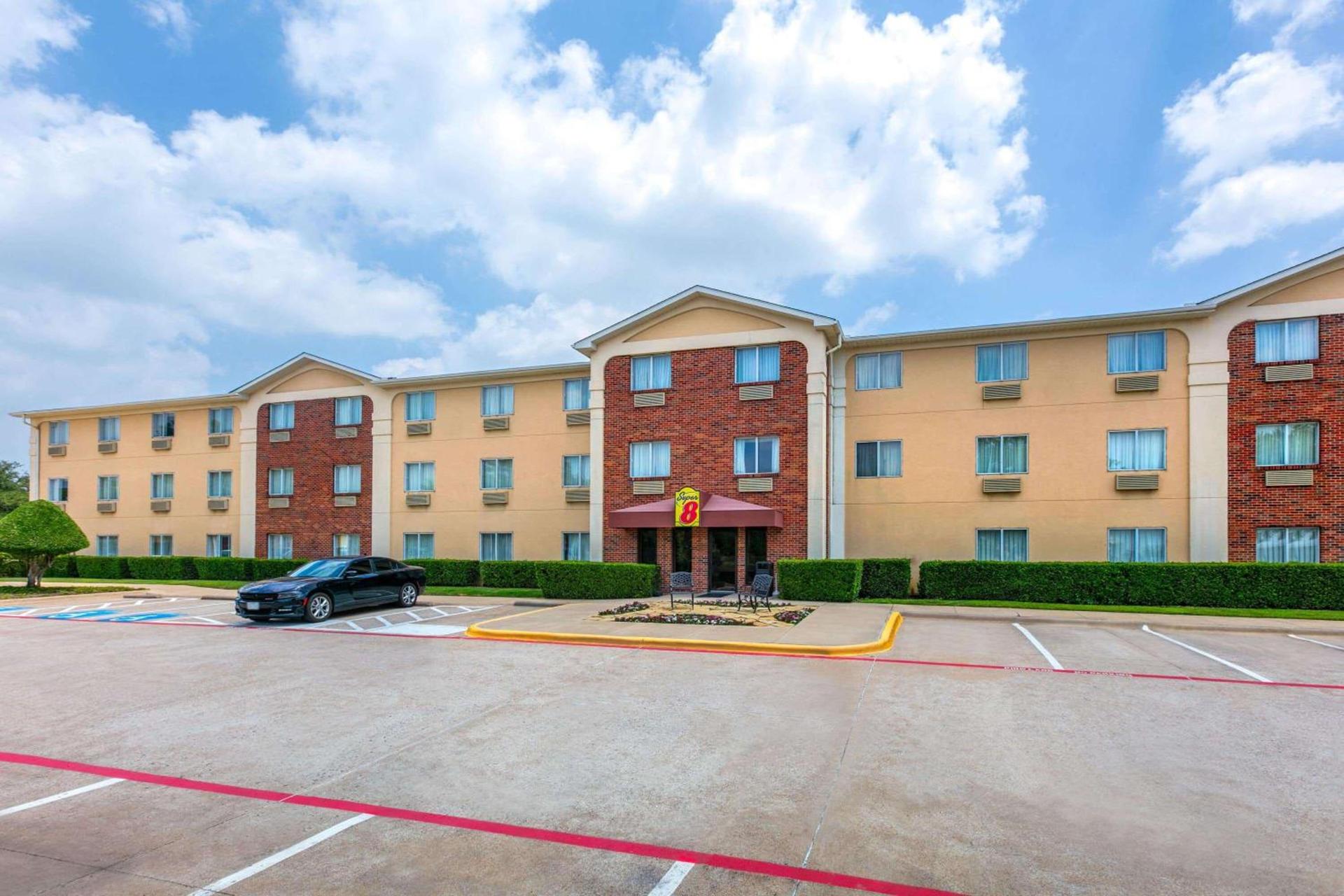 Super 8 by Wyndham Grapevine/DFW Airport Northwest photo 2