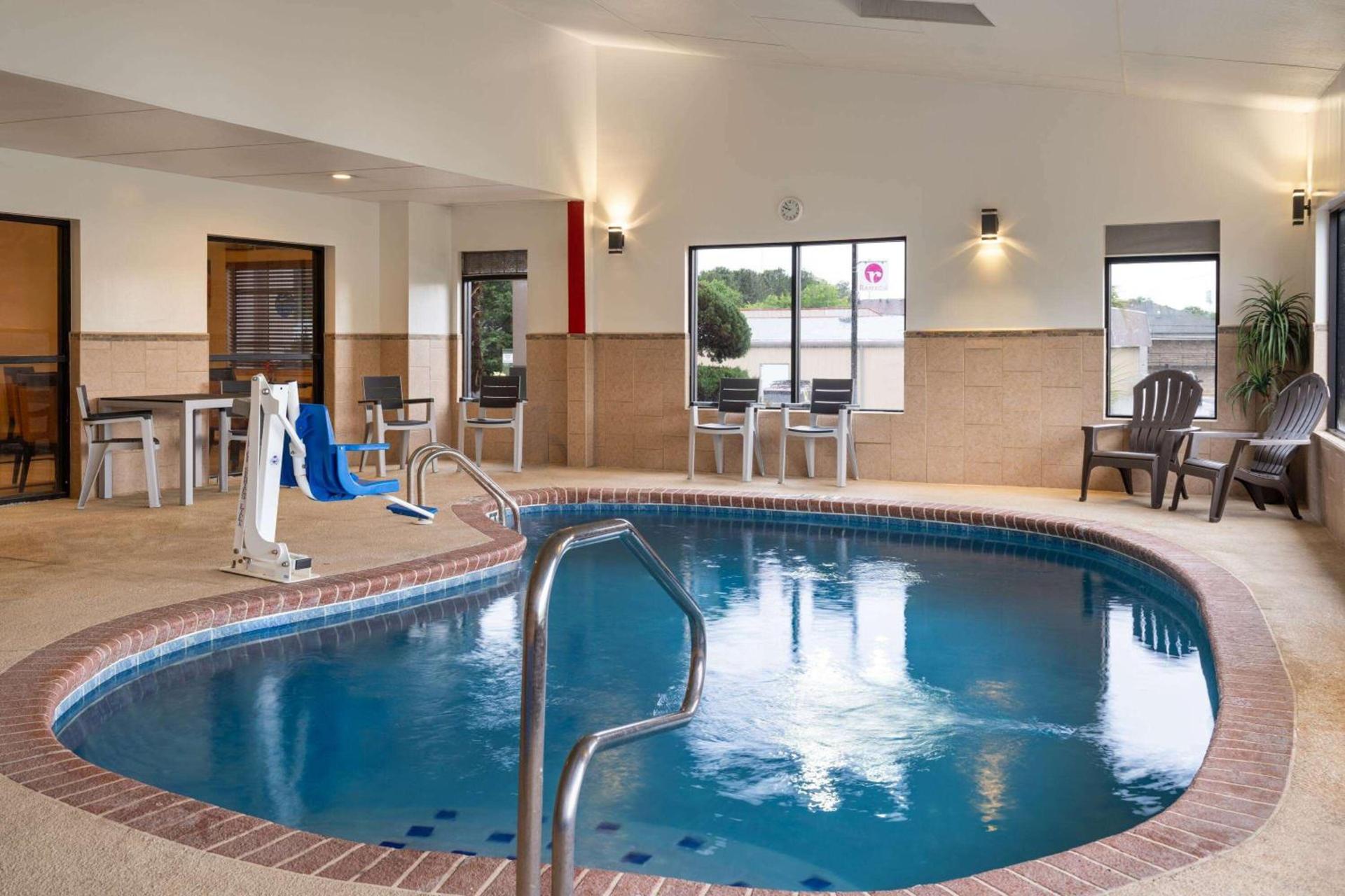 Ramada by Wyndham Locust Grove photo 7