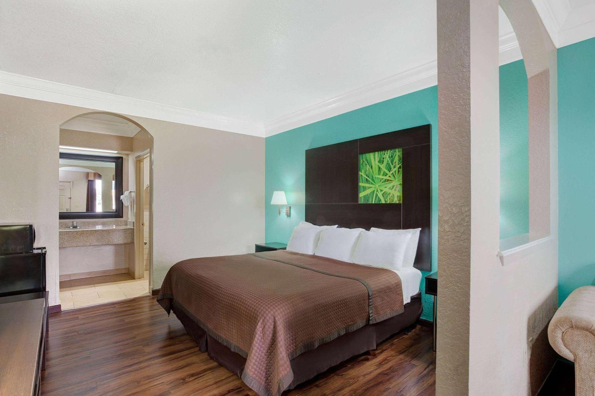 Super 8 by Wyndham Galveston photo 12