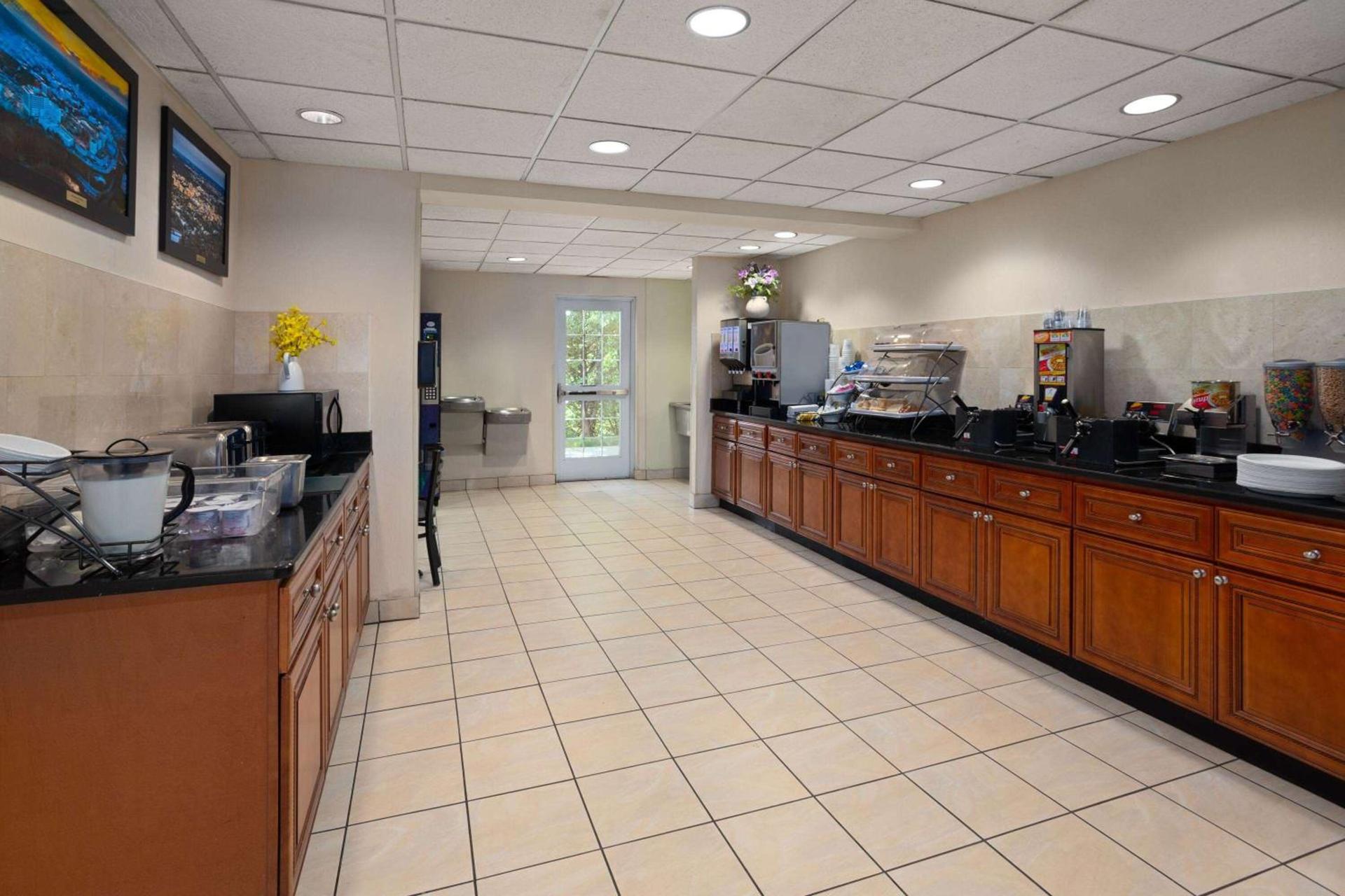 Microtel Inn & Suites by Wyndham Ann Arbor photo 6