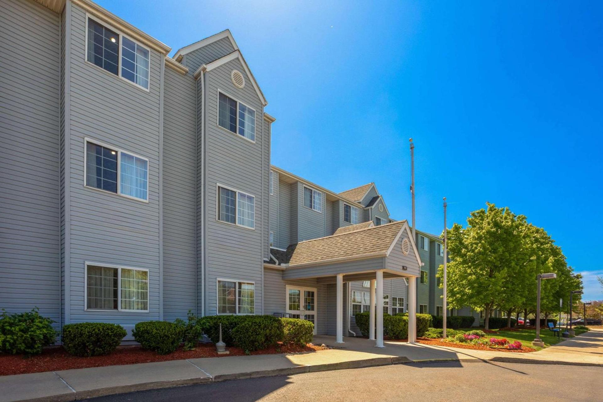 Microtel Inn & Suites by Wyndham Ann Arbor photo 2