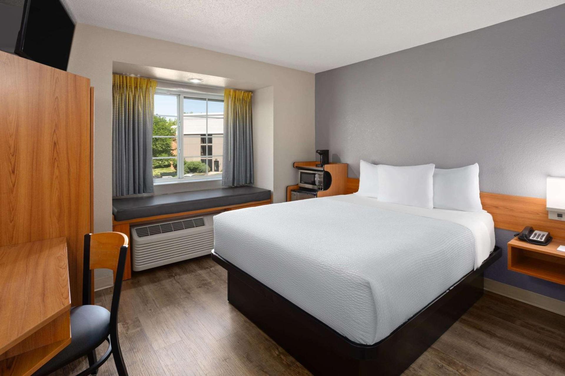Microtel Inn & Suites by Wyndham Ann Arbor photo 12