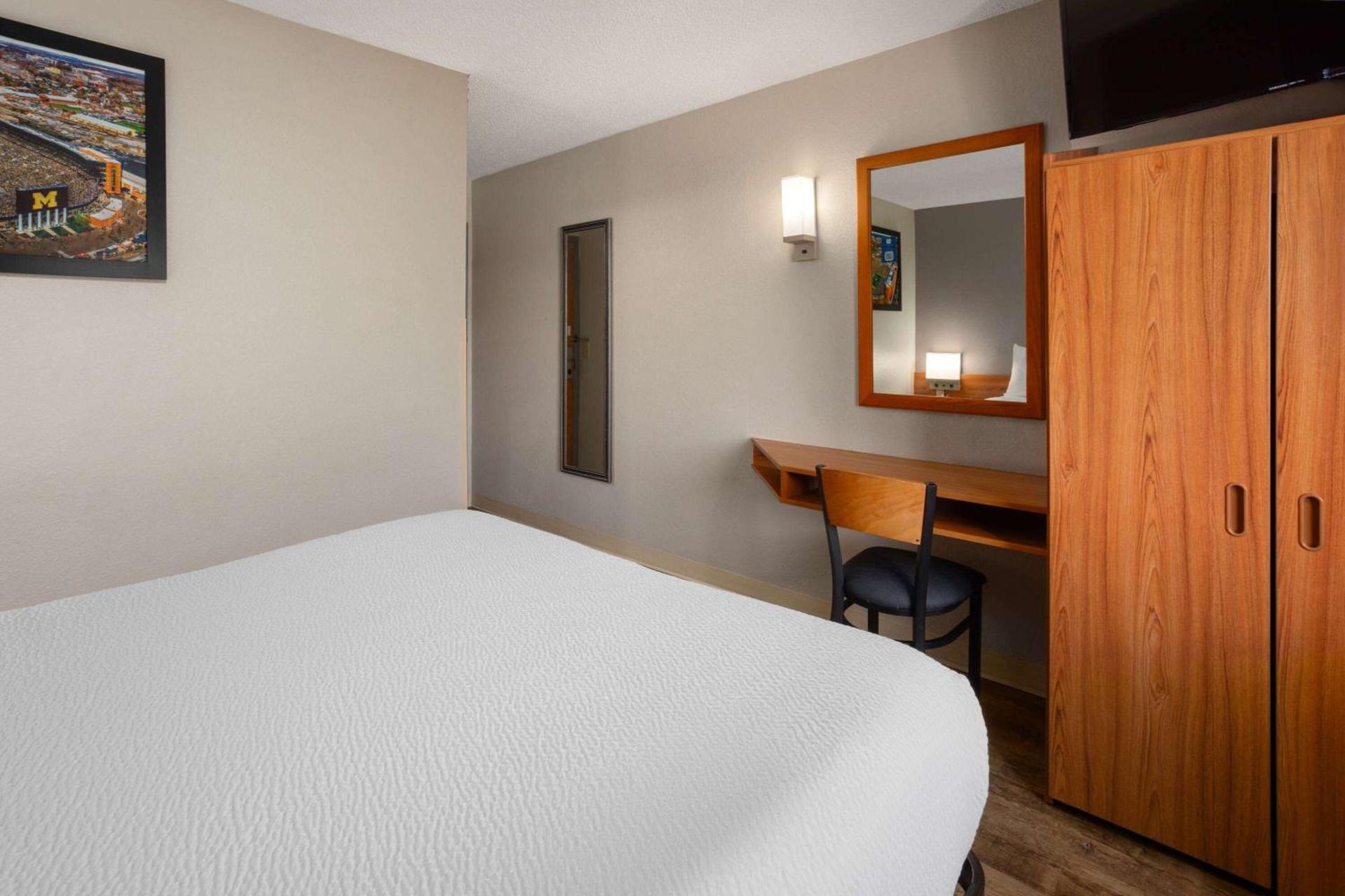 Microtel Inn & Suites by Wyndham Ann Arbor photo 14
