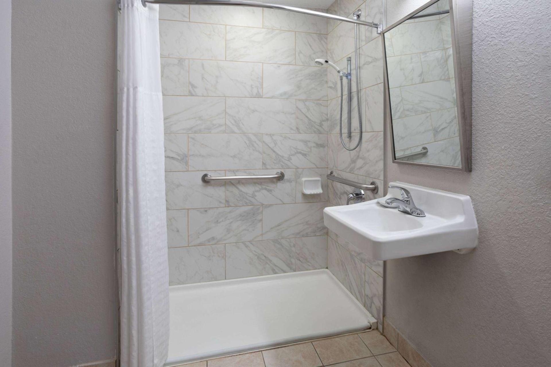 Microtel Inn & Suites by Wyndham Ann Arbor photo 30