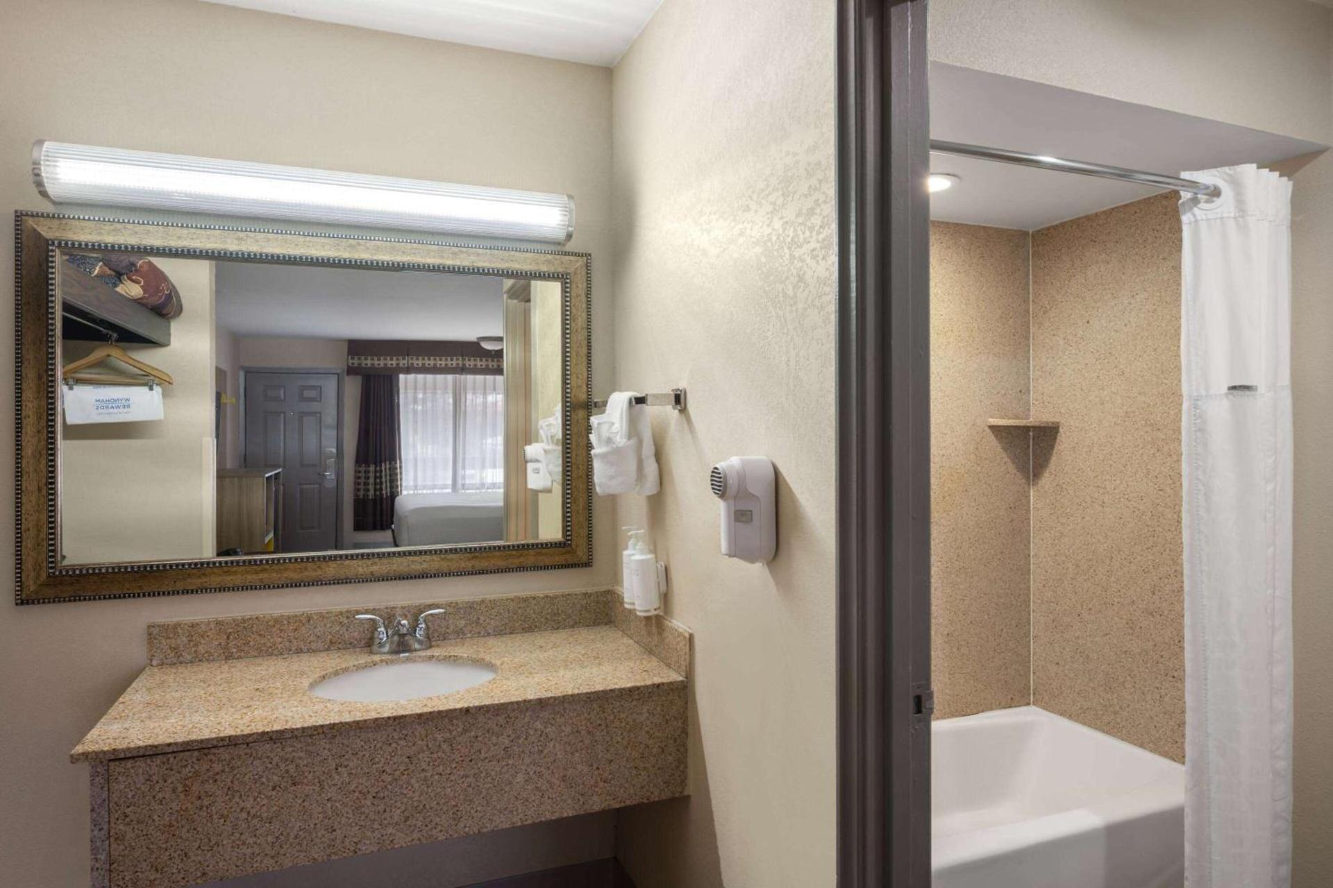 Days Inn by Wyndham Klamath Falls photo 34