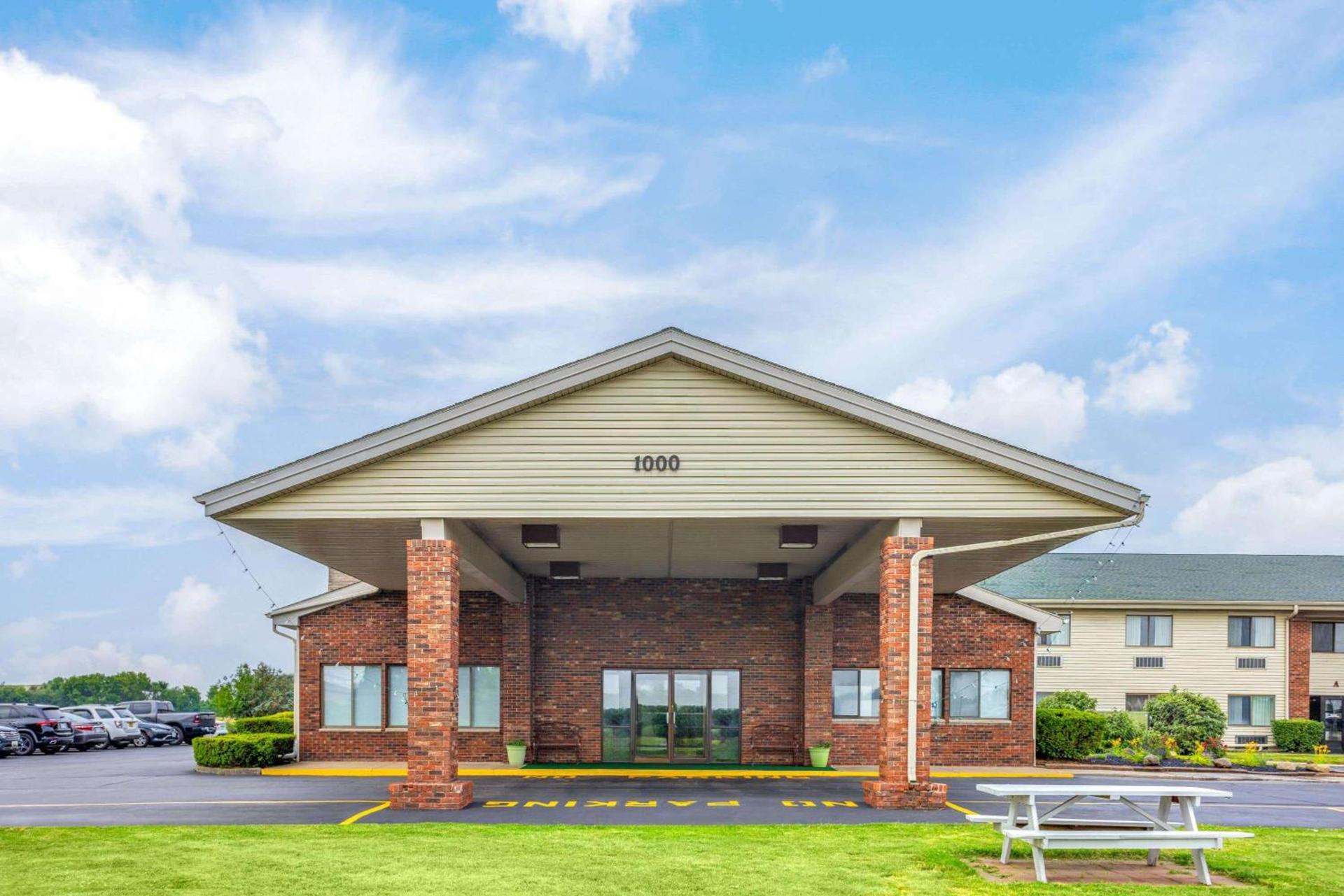 Super 8 by Wyndham Henrietta/Rochester Area photo 2