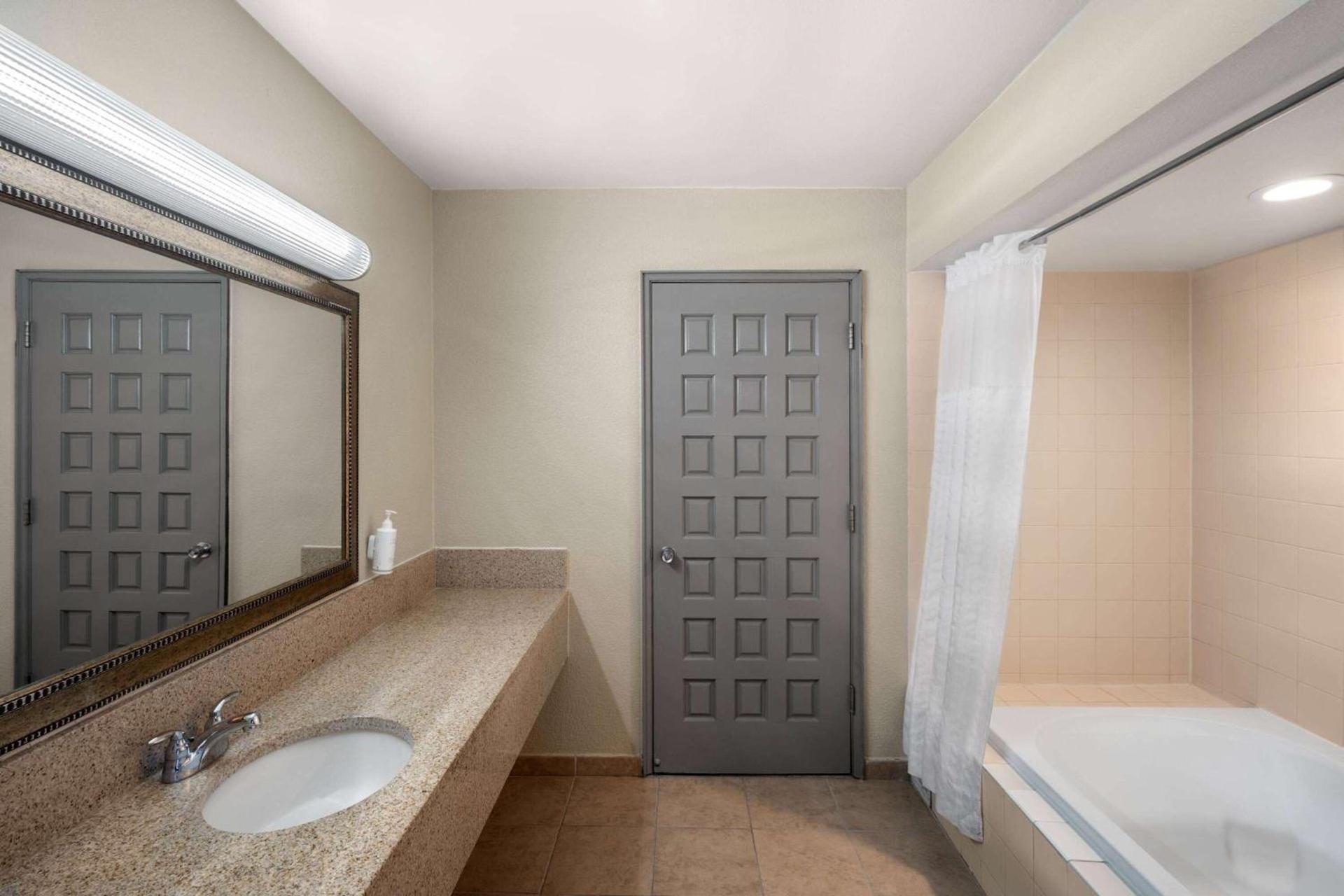 Days Inn by Wyndham Klamath Falls photo 39