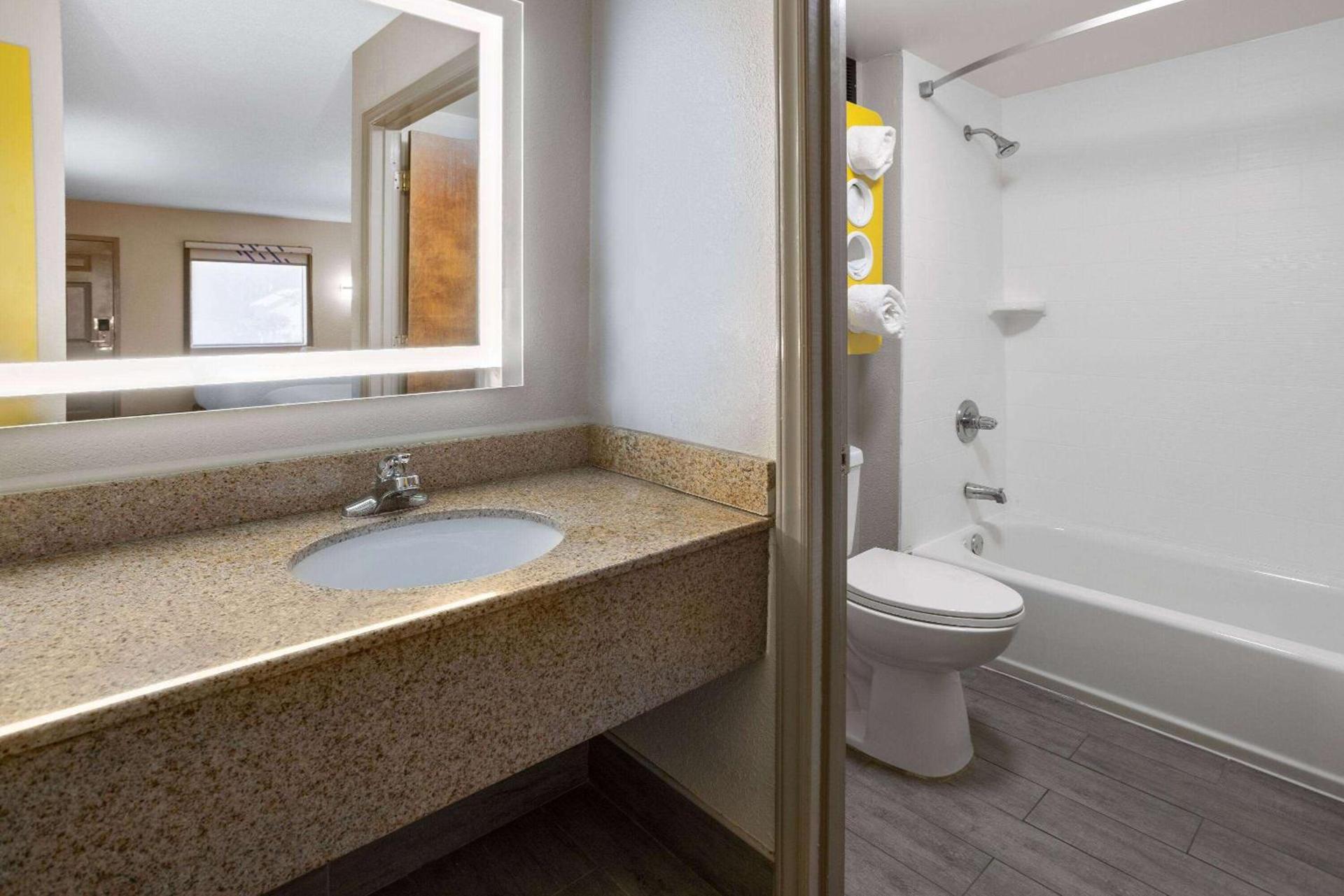 Days Inn by Wyndham Acworth photo 22